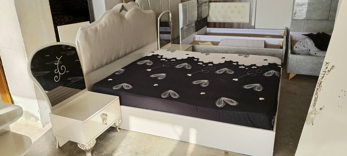 تاقمێکی 4 پارچەی خاوێن پووخت هیچی نەشکاوا دۆشەکی تووبی قیاسی گەورە 180بە2مەتر بەس دۆشەکی خەسلی اوێ اویتر هەمووی پوختوپاکە وشکاوی نیە .حاجیاوا ***********
