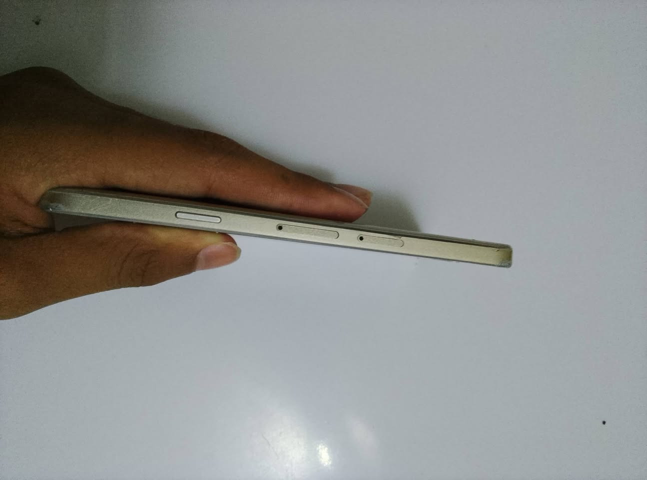 سامسونج جلاكسي A3 مستعمل
ملاحظة/المبايل يشتغل فقط نقص شاشة فقط لأن الشاشة محترگة ويأتي بدون غراض فقط الموبايل.
ومن أبرز مواصفاته:
📱 شاشة 4.5 بوصة Super AMOLED بدقة 540×960.
⚙️ معالج Qualcomm Snapdragon 410 رباعي النواة.
💾 ذاكرة 1 جيجابايت RAM.
🗂️ سعة تخزين 16 جيجابايت مع دعم بطاقة microSD.
📷 كاميرا خلفية 8 ميجابكسل وأمامية 5 ميجابكسل.
🔋 بطارية 1900 mAh.
🤖 جاء بنظام Android 4.4، ويمكن تحديثه رسميًا حتى Android 6.0.1 Marshmallow.
السعر/25 الف للشراي
الرقم/7868702360
