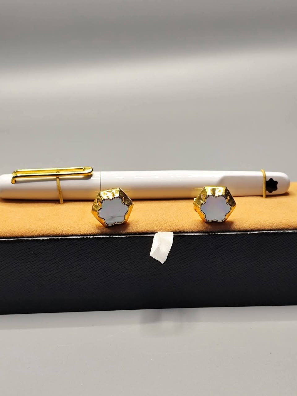 تخفيضات عاليه
قلم مع البزم من مونت بلانك بمواصفات عاليه وكوالتي اعلى

قلم مونت بلانك بشكل مميز
وزن ثقيل
لون ابيض مطعم ذهبي
يأتيك مع البزمات 
يأتي بعلبه حافظه انيقه
مختم بل كامل قلم وبزم
قطعه راقيه للهدايا والاقتناء 

سعر القلم 25 الف شامل أجور التوصيل لكل محافظات العراق 

للحجز التواصل على الخاص (ترسل عنوانك الكامل مع رقمك)

اضغط لمتابعة الصفحه ليصلك كل ما هو جديد ومميز
من (انس براند للاناقه العامه) متجر الاقتناء والهدايا الفخمه


**إذا كنت صاحب هذا الإعلان وتريد حذفه لأي سبب، رجاءا أرسل رسالة إلى الدعم الفني**