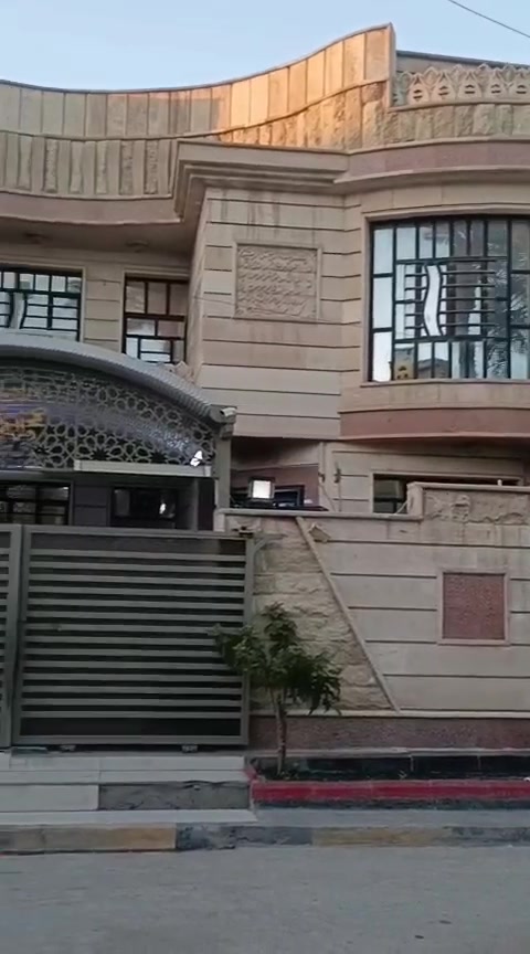 البيت 180متر .9في20 يتكون من الطابق الارضي2 غرف نوم قياس 4في 5.5 والثانيه 4في 4 واستقبال 4في 6.5 ومطبخ  وحولي  وحمام مشترك ومرافق صحيه ومنور  الطارمه 4في5.5 وتركه  جانبيه ومرافق صحيه خارجية الدرج المنيوم دائري الطابق الثاني يتكون من 4 غرف نوم نفس القياسات في الارضي بلكونه بيتونه كبيره السطح يتكون من مخازن عدد 2 الواجهيه حجر السعر ***********وات ساب
وين موقع البيت بالضبط؟ أي محافظة/منطقة/حي؟: 
بغداد الحريه دور نوااب الضباط 
شنو وضع الطابو والملكية؟ أكو سند رسمي وشنو نوعه؟: 
طابو ملك صرف 
البيت جديد لو مستخدم؟ وكم سنة عمر البناء تقريباً؟: 
بناء 2011
شنو اتجاه الواجهة وهل البيت زاوية لو وسطية؟: 
واجه9نزال 20
التسليم شلون تريده: كاش فقط لو تقبل دَفعة/تقسيط؟: 
الدفع كاش