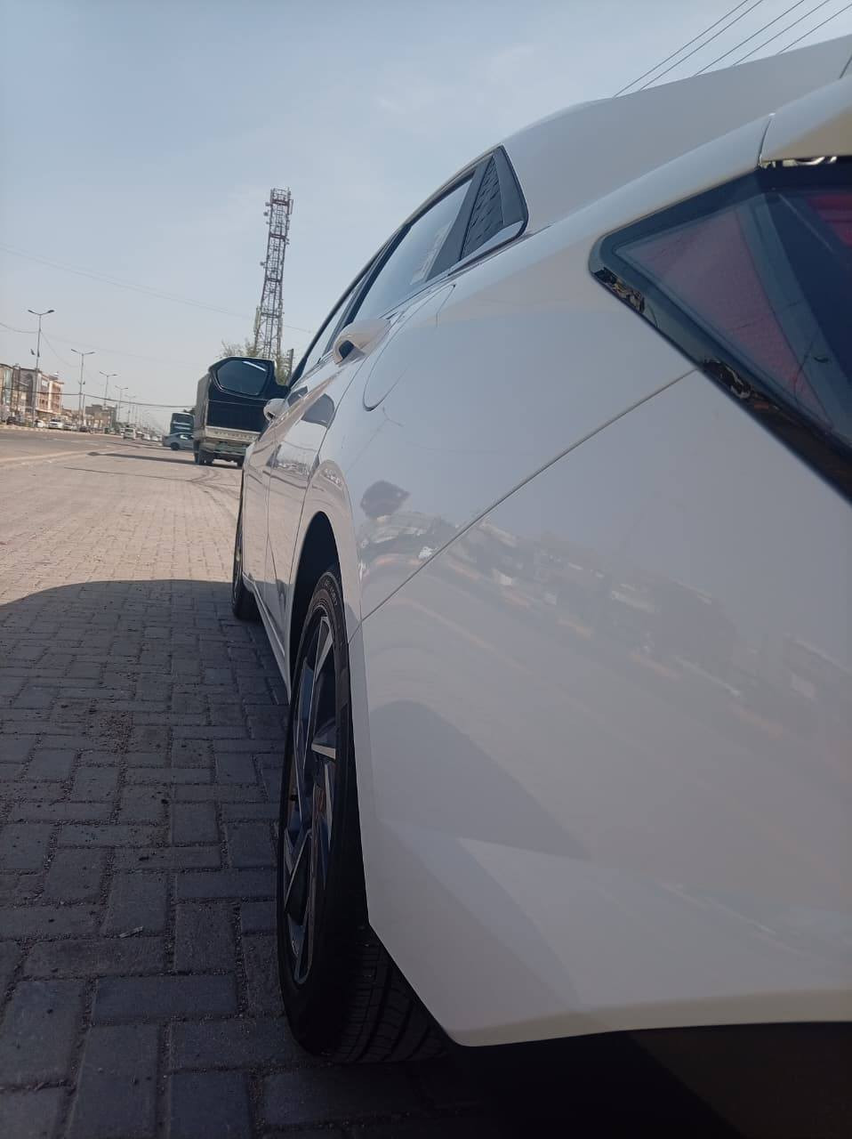 السلام عليكم Hyundai Elantra. 2025{تجميع صيني }..للبيع السياره كلش نضيفة والسياره كلش جديده شخط مابية السياره حلوه أحلى من الصوره ماشية 13 ألف كيلو بعده جديده
المواصفات. 
فتحة سقف
بصمه
بصمة أبواب
شاشة ديجتل
اشاير بل مري
هند بريك بصمه
أوتو هولد 
حساس لايت
حساسات امامية خلفيه
كير طيارة أبو الشاشة
نضام ترحيب 
مري شقياد
4انضمه قياده
تحكمات ستيرن 
كشنات كهرباء
تبريد قطعتين
شاشه كبيره 
يعني السياره فول مواصفات فول الفول 
السياره تعال وشوفه كلش نضيفه وحلوه 
السعر 145 وبية مجال.. وشرط افحص إذا موو نفس الحجي ينزل من سعره
***********
السياره بغداد
