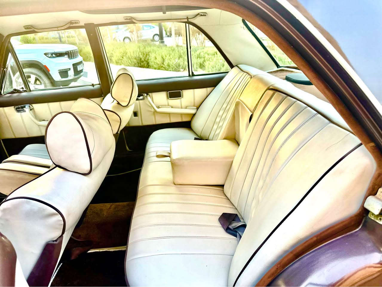 مرسيدس موديل ١٩٧٠
٦ بستون ي بيلادي 
گيرو مه كينه بلادي  ته نها ده ره وه ي بوياخ كراوه ته وه 
له سه ر كال بونه وه 
كيرو مه كينه به شه رت  ٥١  هه زار روشتوه حقيقي
هيچ نوقسانيه كي نيه  كاره باييات شه ريكه يه و ده ست كاري نه كراوه  رن نگي (قاهوه ي ميتاليك )
تايه ي تازه سه نه وي تازه هه مو شتيكي تازه يه و  به ناوي خومه وه يه  بو زانياري زياتر به يوهندي بكه. 
***********
*********** السليمانية, العراق
