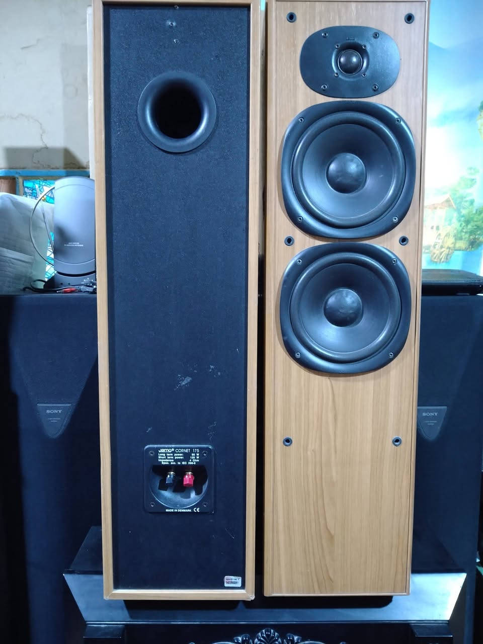 السلام عليكم ورحمة الله وبركاته ، من رخصة الآدمن ، سماعات صناعة دنماركي ماركة Jamo، الأرتفاع 80 سم ، العرض 21 سم ، العمق 28 سم ، وزن السماعة الواحدة 35 كيلو تقريباً ، صوت رخيم و رائع جداً ، السماعات أصلية بدون أي نقص أو خلل ، ممكن أستعمال هذه السماعات على مضخم صوت مسرحي ، أو مضخم صوت ستريو ، للإستفسار عن السعر أو أي شيء آخر الإتصال على الرقم *********** ، أو على الخاص ، مع تحياتي للجميع ، أخوكم المهندس المعماري حسين.
