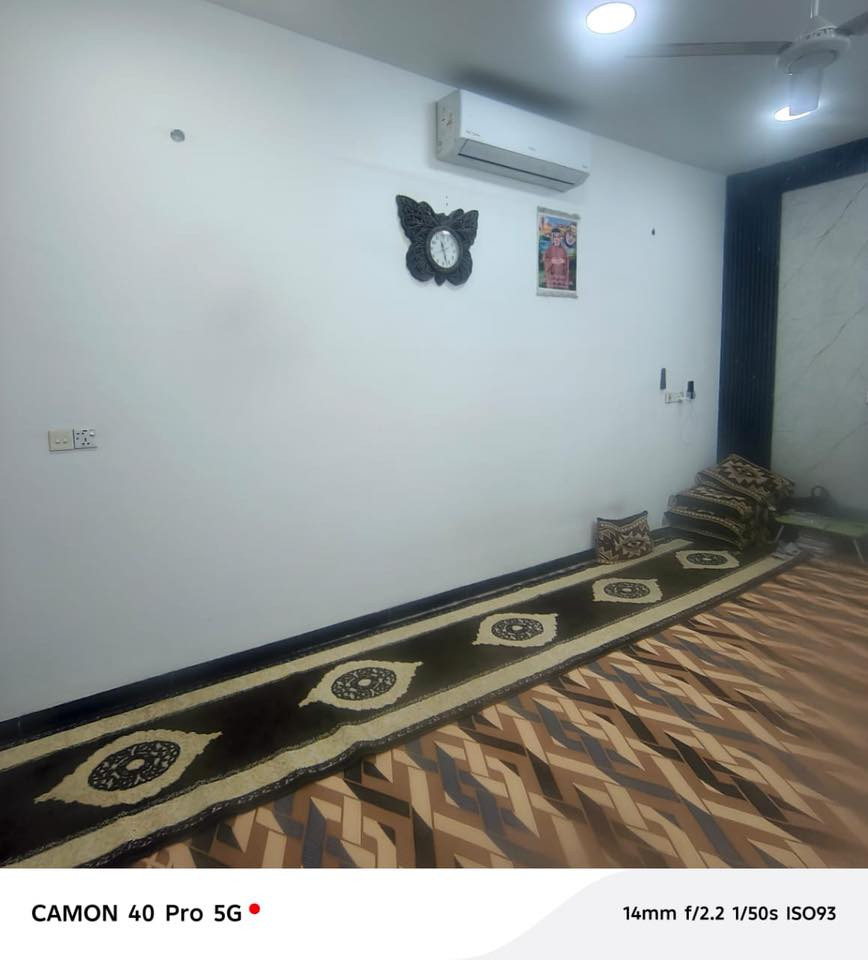 السلام عليكم.                                                           بيت للبيع العنوان مدينة الصدر حي طارق القديم قرب معمل غاز الطارق فرع اسواق الخيرات بناء درجه اولى رفت وصب مسلح البناء طابوق بيت درجه اولى غرفتين نوم وصاله كبيره وديوانيه ٦امتار البيت جاهز سيراميك وكاشي اضافه الى سطحين بلمستقبل يصير بي ٤غرف اضافه الى مطبخين حار وبارد  
للتواصل مع رقم صاحبه ‏***********
