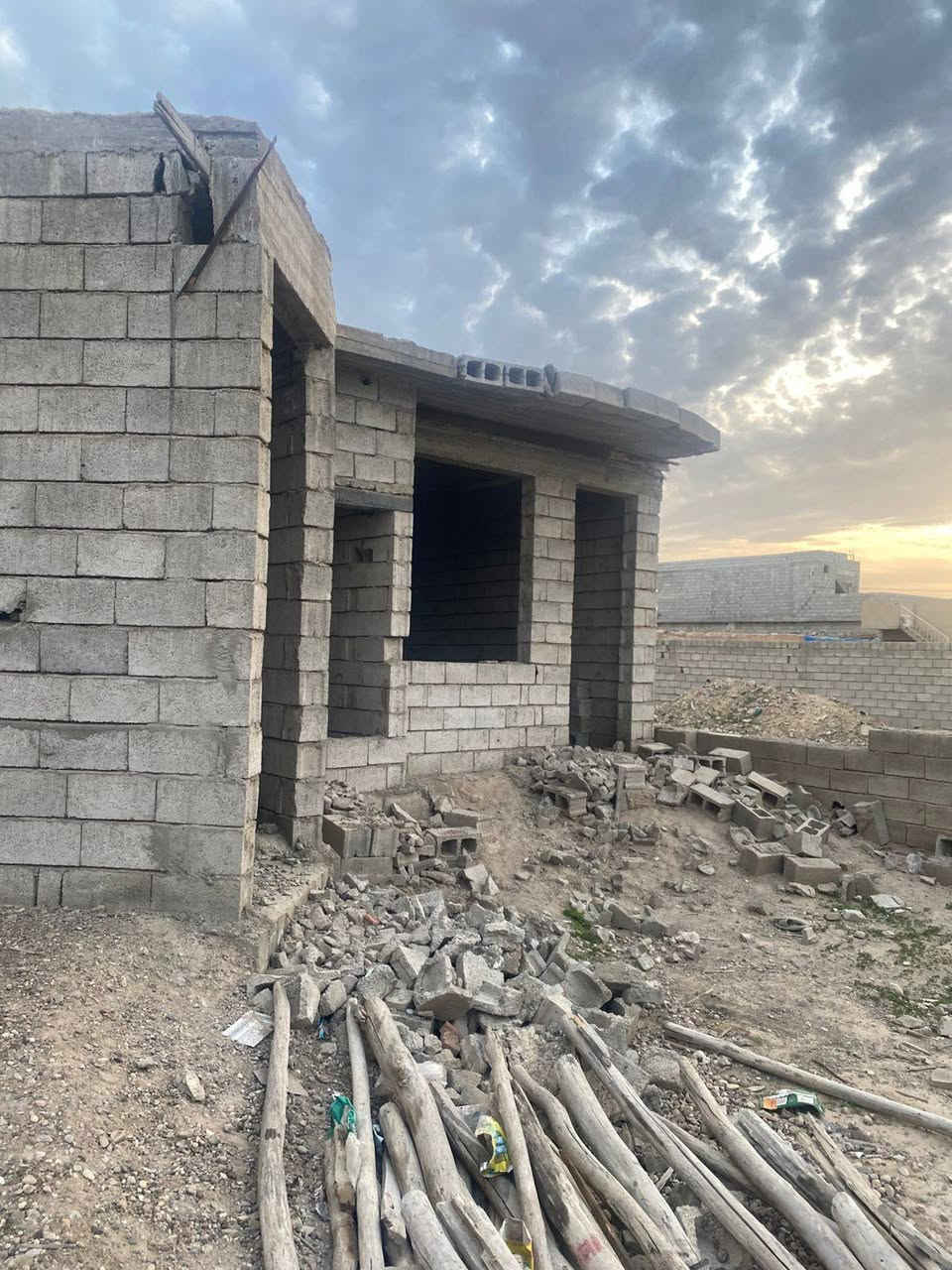 السلام عليكم هيكل مصبوب للبيع غرفتين نوم وصاله ومطبخ وديوان وصحيات  داخليه القطعه 500 مسيجه بلوك كامل واصل كهرباء ومي وشارع تبليط العلم دبي قريب مدرسه عبدالله جباره 
السعر 17مليون 
يرهم مراوس بسياره 

***********
***********
