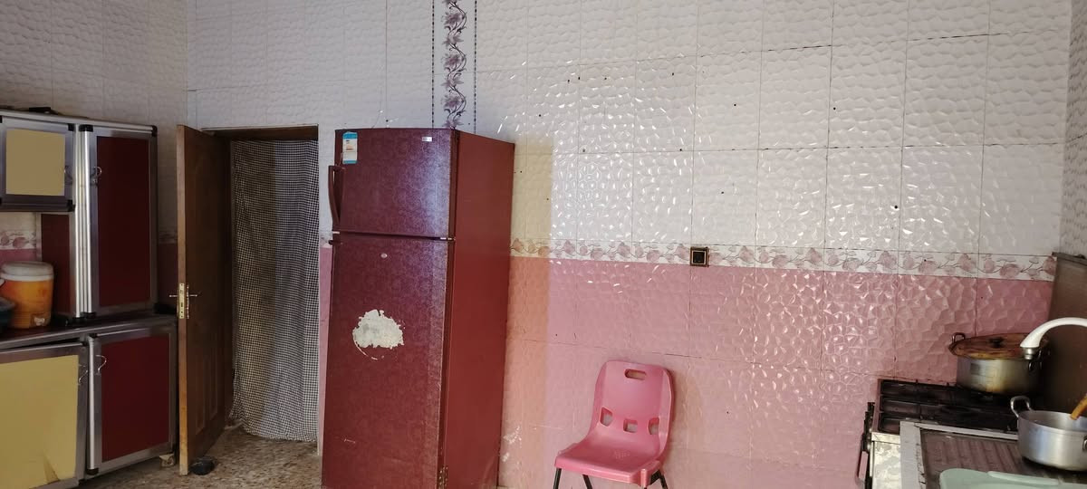 بيت للبيع حي الزهراء قرب المستوصف مساحته 220 البيت طابقين 4غرف وصالتين واستقبال وحمامات خارجيه وداخليه الاتصال عل رقم ***********
