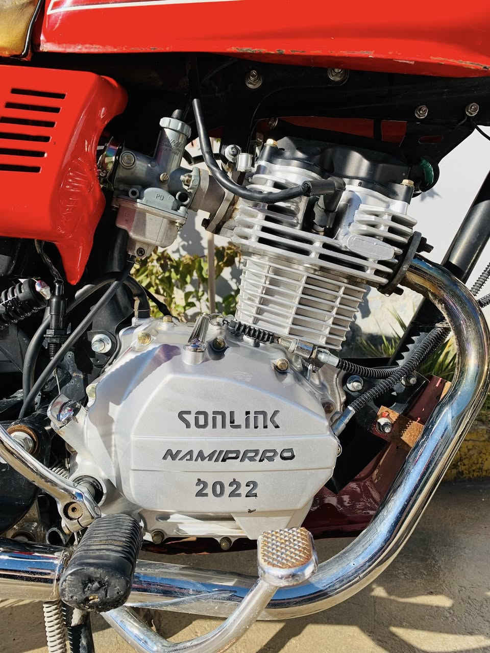 سلام عليكم الدراجه للبيع                                               النوع نامه بروه قبق اسود 
موديل ٢٢ طلعت ٢٣ 
دسك امامي 
المحرك ما مفتوح 
رقم وسنويه   بس لوحات لسه شديت لان مافارغ 
الدراجه واكفه الله وكيل استخدام للبيت  
عوزه ترييب اشاير فقط والباقي كله شرط  
السعر مليون و ١٠٠ وبيه مجال للشراي 
للاتصال ***********
