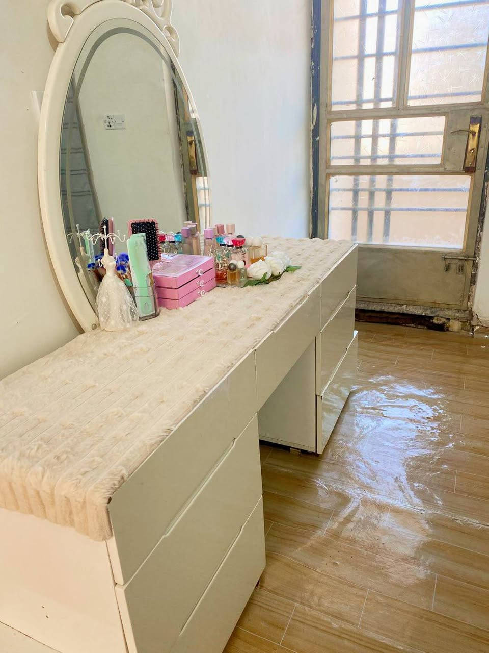 السلام وعليكم غرفه نوم تركي ماخذها ب مليون 
سعرها ٣٥٠الف حتا دوشك وياها الين اريد احول من مكان مكان يعني غرفه جبيرة مكان بغداد شراي يتصل ***********
