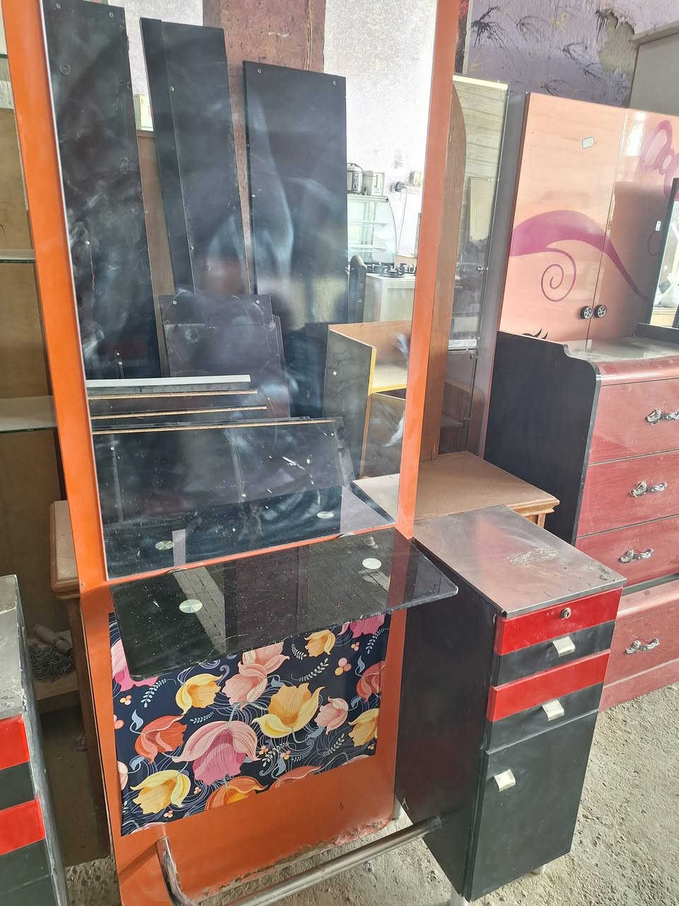 السلام عليكم.....
متوفر غراض صالون حلاقه كامل 
ميز مرايه مع كومدي عدد ٢
كراسي حلاقه عدد ٢
مغسله كرسي . جهاز تبخير .نص تخم جلد 
غراض نضيفه بدون اي ضرر 
تريدهن كلهن او اي قطعه عادي 
الصويره شارع السبيس مقابل حسينية أئمة البقيع
***********
