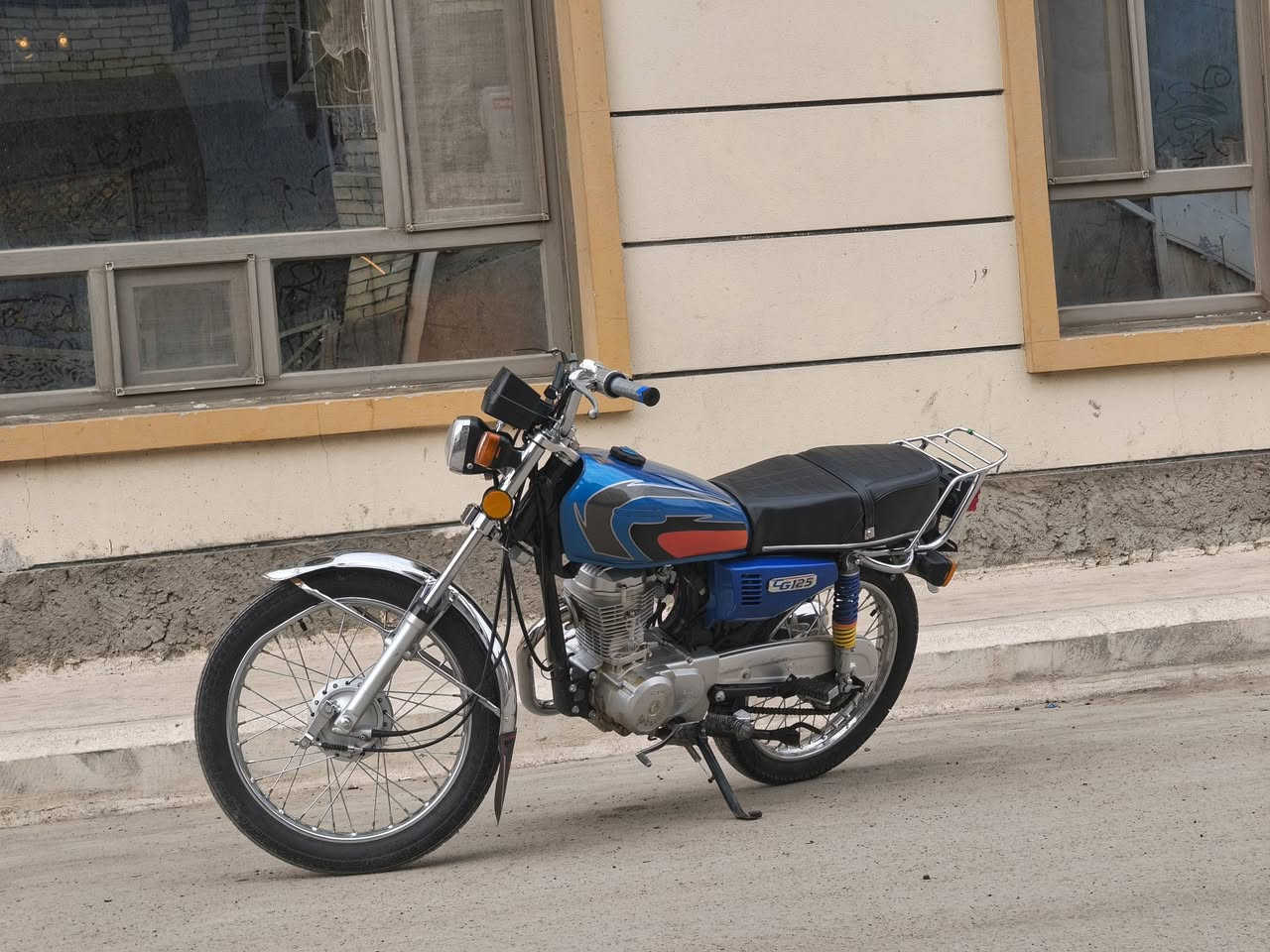 سلام عليكم دراجه ايراني سولنك 4 كير
دراجه جديده ما بيهة اي شي بس كهربائيات واكفه 
ماشيه 4000
سعر 625
***********
