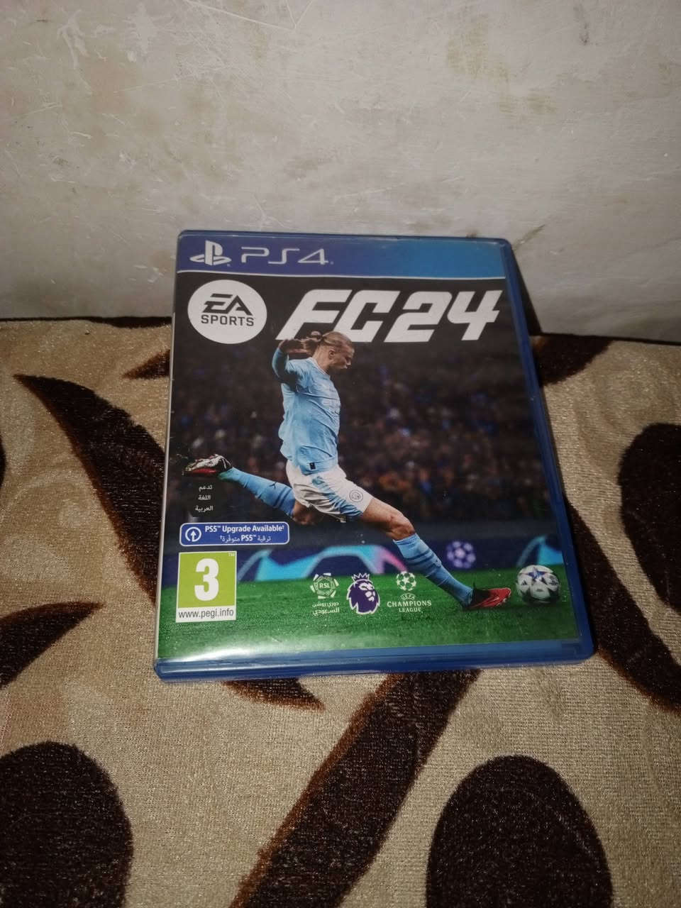 بلاي ستيشن 4 بنظام مستقر وأداء ممتاز مع مجموعة من أقوى الحصريات والألعاب العالمية.
✅ المواصفات والملحقات:
الجهاز: PS4 بنظام 13,2 (مستقر وسريع).
الهارد: 500 جيجا.
الملحقات: جهازين تحكم (يدات عدد 2)  + كافة التوصيلات والأسلاك الأصلية.
💿 قائمة الألعاب (مجموعة من أقوى العناوين):
الجهاز يجي وياه باقة ألعاب جاهزة للعب فوراً:
FIFA 24 (قرص أصلي).
The Last of Us Part II.
God of War (إله الحرب).
Call of Duty: Modern Warfare.
GTA V (درايفر).
لعبة سباق سيارات حماسية.
🛠️ ملاحظات الأمانة:
الجهاز شغال 100% وما بي أي تعليق.
خلل بسيط جداً: مدخل الأقراص يحتاج صيانة بسيطة (ما يسحب قرص حالياً)، وزر التشغيل شغال طبيعي لكن الضوء الخاص به لا يضيء (مجرد ضوء لا يؤثر على الأداء).
💰 السعر:
145 ألف دينار عراقي (وبي مجال طيب للشراي المعتمد).
📍 العنوان: بغداد - مدينة الصدر.
📞 للتواصل والاستفسار (واتساب): ***********
