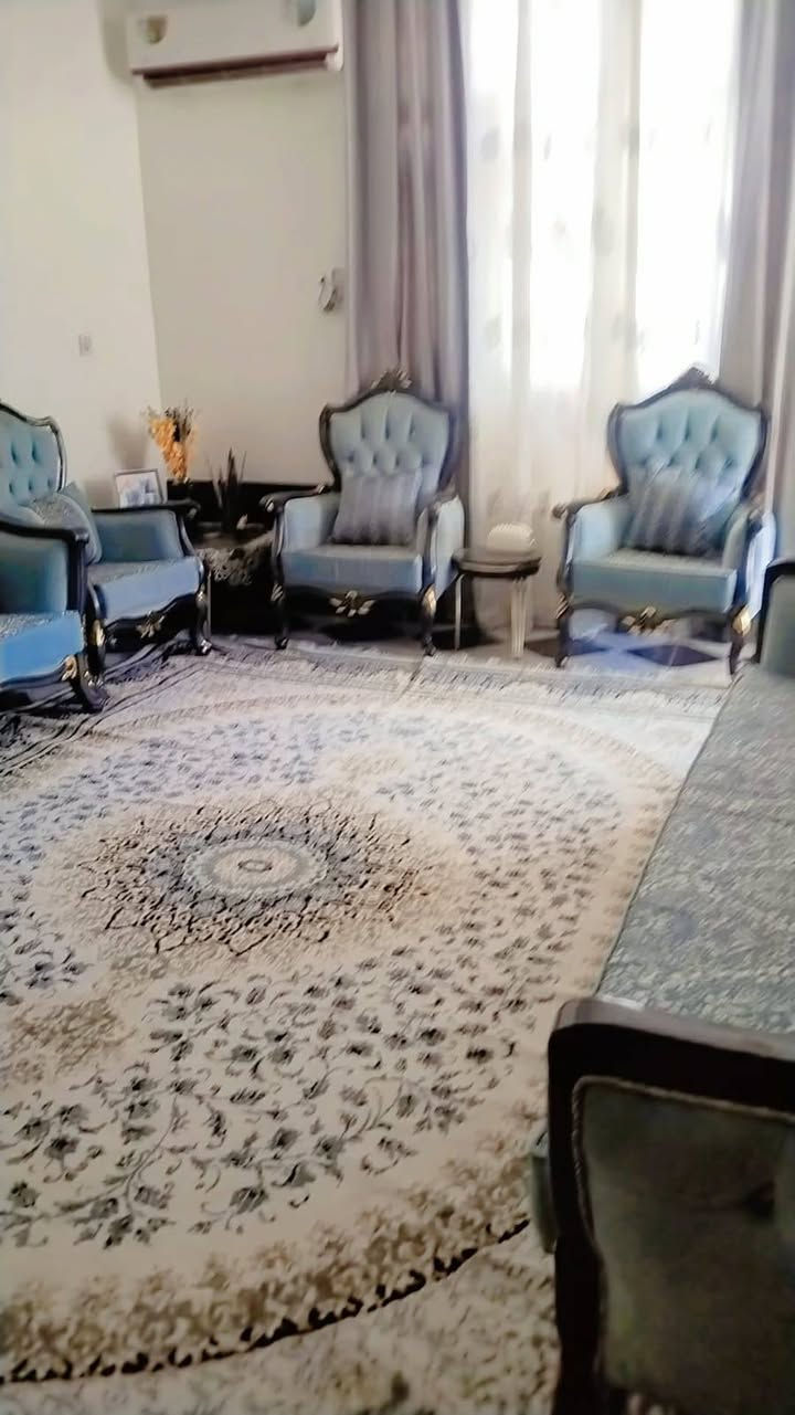 يالله
مكتب ابراهيم النصراوي
***********
 بيت ١٥٠ طابو زراعي سند ٢٥ يحتوي البيت ستقبال وصاله ومطبخ مفتوح ع صاله وغرفه جوه وغرفه وصاله فوك مكان البيت مقابيل محطه وقود الميقادد
‬‏:السعر ٦٥ بي مجال قليل
