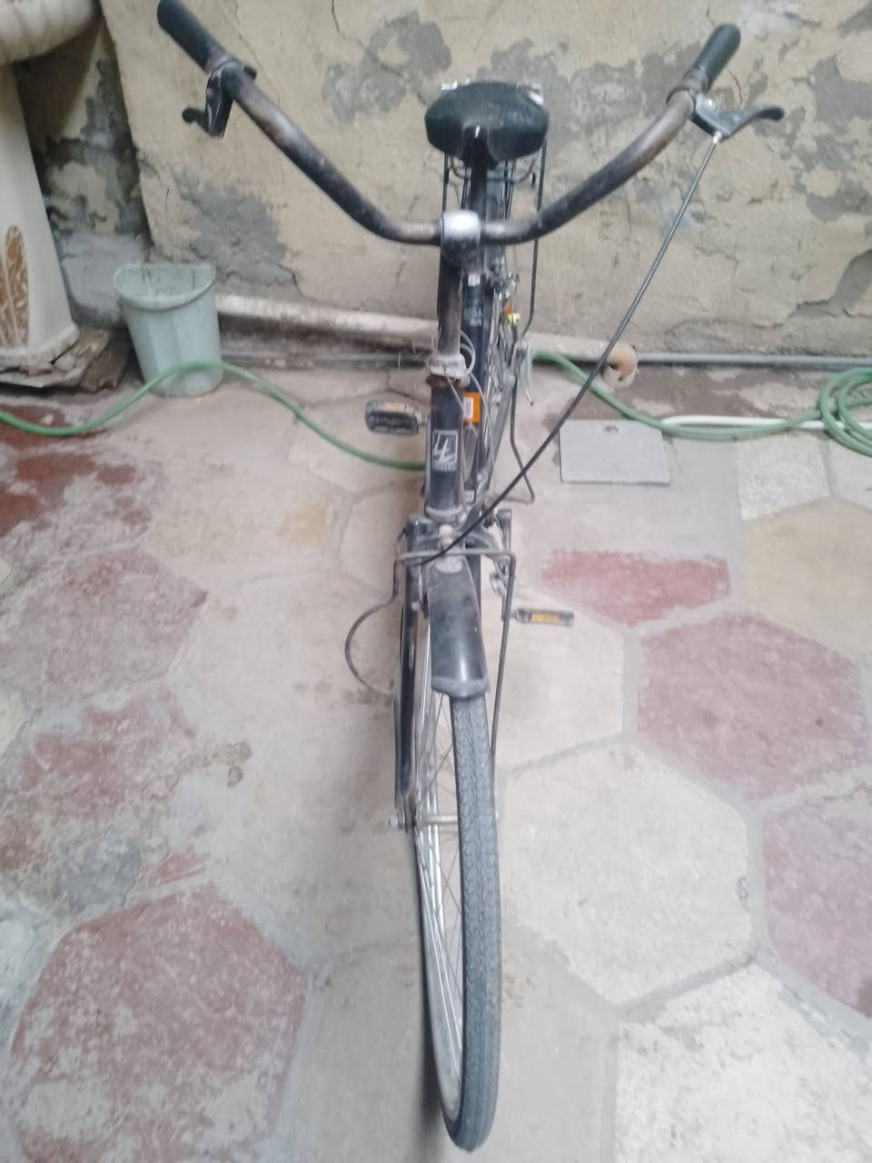 السلام عليكم هذا بايسكل بلادي ما مصبوغ وكل شيء ما بي او حلو السعر  100 وبي مجال واللي يحب يراسلني على هذا الرقم *********** بي واتساب
