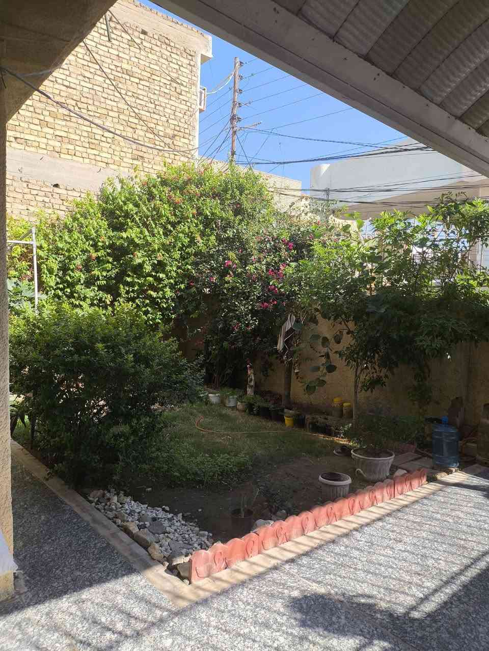 السلام عليكم بيت للبيع في كربلاء حي النصر شارع الملعب السايدين يتكون من استقبال وصاله وثلاث غرف وحده جوه وثنين فوگ ومطبخ يحتوي على حار وبارد وصحيات عدد 3 ثنين جوه واحد فوگ سويت يعتبر وي الغرفه ومخزن يصلح غرفه مساحة 200م البيت سعره 300 وبيه مجال قليل طابو صرف والاستفسار عله الرقم ***********
