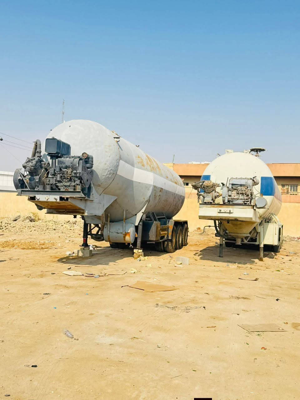 سايلوات مشتغللين بيهم علنفط ابيع هذا الموجود تايرات نظاف جوبلسات منظومات هواء وكهرباء بحالة جيدة مكائن موجودات مالتهن  سعر السايلو ٤٠ورقة الواحد منهم مكاني بصرة حي بغداد
الشراي يتصل على الارقام التاليه ***********
***********
***********
