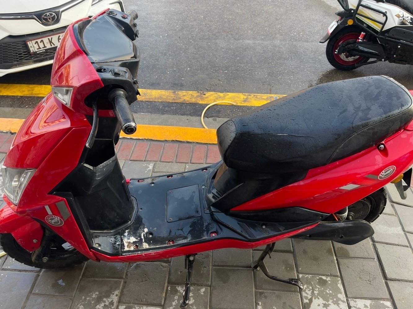 السلام عليكم من رخصه الادمن
شبابنه الطيبه دراجه شحن للبيع نوع سكنس ماتركس دراجه وكاله

المواصفات 📍
بطاريات دبل عدد 6
نضام p بارك🅿️
نضام R بك ( رجوع الى الخلف) 
الملف 1500w
بصمه قفل/فتح + تشغيل عن بعد ⚡️
حساس بريك 🛑
شاشه تاب 💻تعرضلك العطل في الشاشه 
كهربائيات كله شغال⚡️ لايتات عالي ناصي اشاير هورن كله كفاله
الدراجه مابيها اي نقص شغل واطلع 
بريكات شغالات فقط البريك الامامي يرادله زيت ب الف دينار
البريكات دسكات 
دبلات عدد4  ثنين بالامام وثنين بالخلف 
السعر ٥٥٠ الف راسلني او اتصل على 🔚*********** 
دراجه مرتبه ومابيها اي نقص شغل واطلع