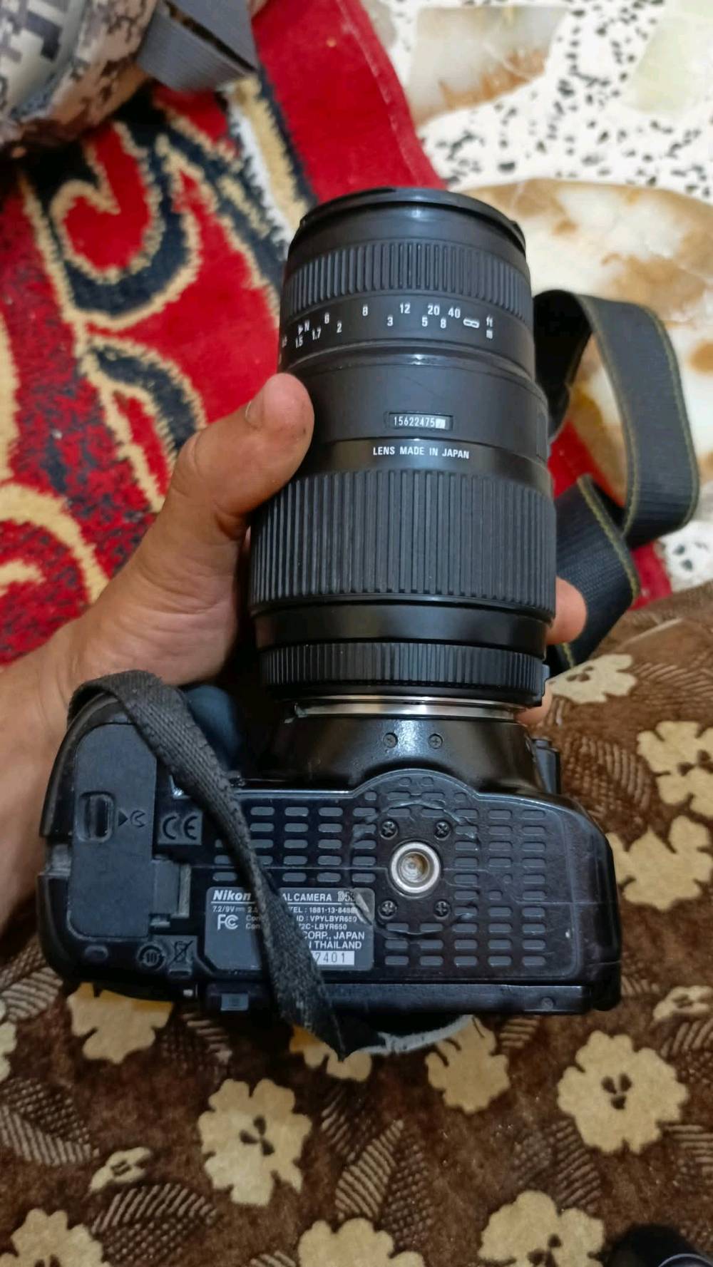 السلام عليكم كامره 5300 نيكون كامره جديده مستخدمه فقط شهر بس بيه مشكله وحده الي هيه من تصور بل كامره وتعرض الصور وتريد تقلب لصوره الثانيه ما تكدر لن جه اليمين خربانه وباقي كلشي شغال ابيعه 350 وبيه مجال لشراي رقمي بي واساب 
شنو موديل الكاميرا بالتفصيل؟: 
5300 نيكون 
وين موقعك بالضبط لليحب يجي يشوف الكاميرا؟: 
الوركاء 
العدسة عليها أي خدوش أو تلف؟: 
عدسه 55 وياه
هل تجي الكاميرا مع بطاريات وشاحن؟: 
نعم وياه بطاريه وشاحنه وحزام كتف ورام
شكد السعر اللي تبيعه بي؟: 
350