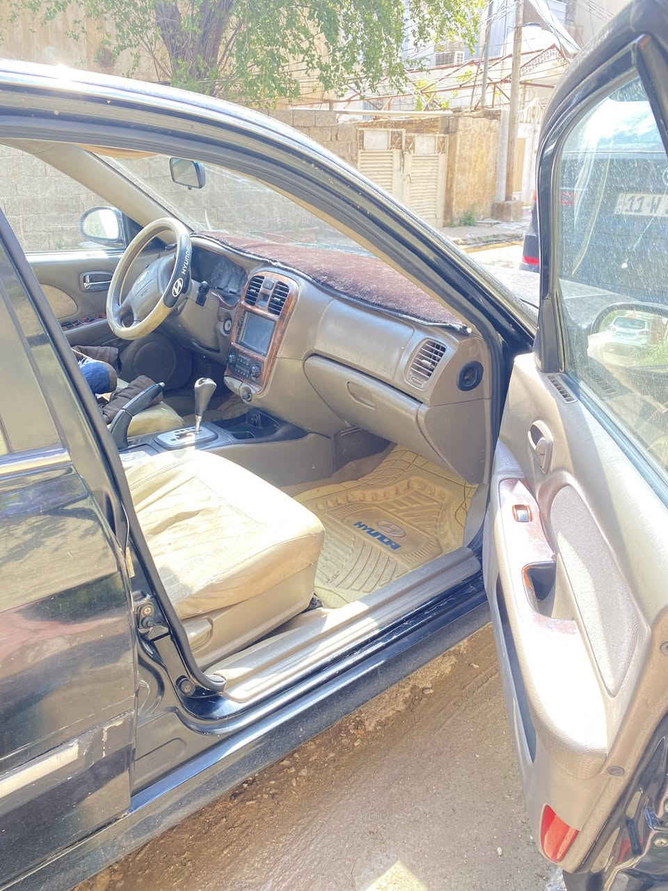 السلام عليكم سياره وفود لون اسود موديل ٢٠٠٤ رقم ديالى بسمي التحويل ثاني يوم ضررها بيها قطعه بارد عكس السائق السياره نظيفه السياره ٤ اسلندر مكينه ٢٠٠٠ للاستفسار اتصل على الرقم ***********
