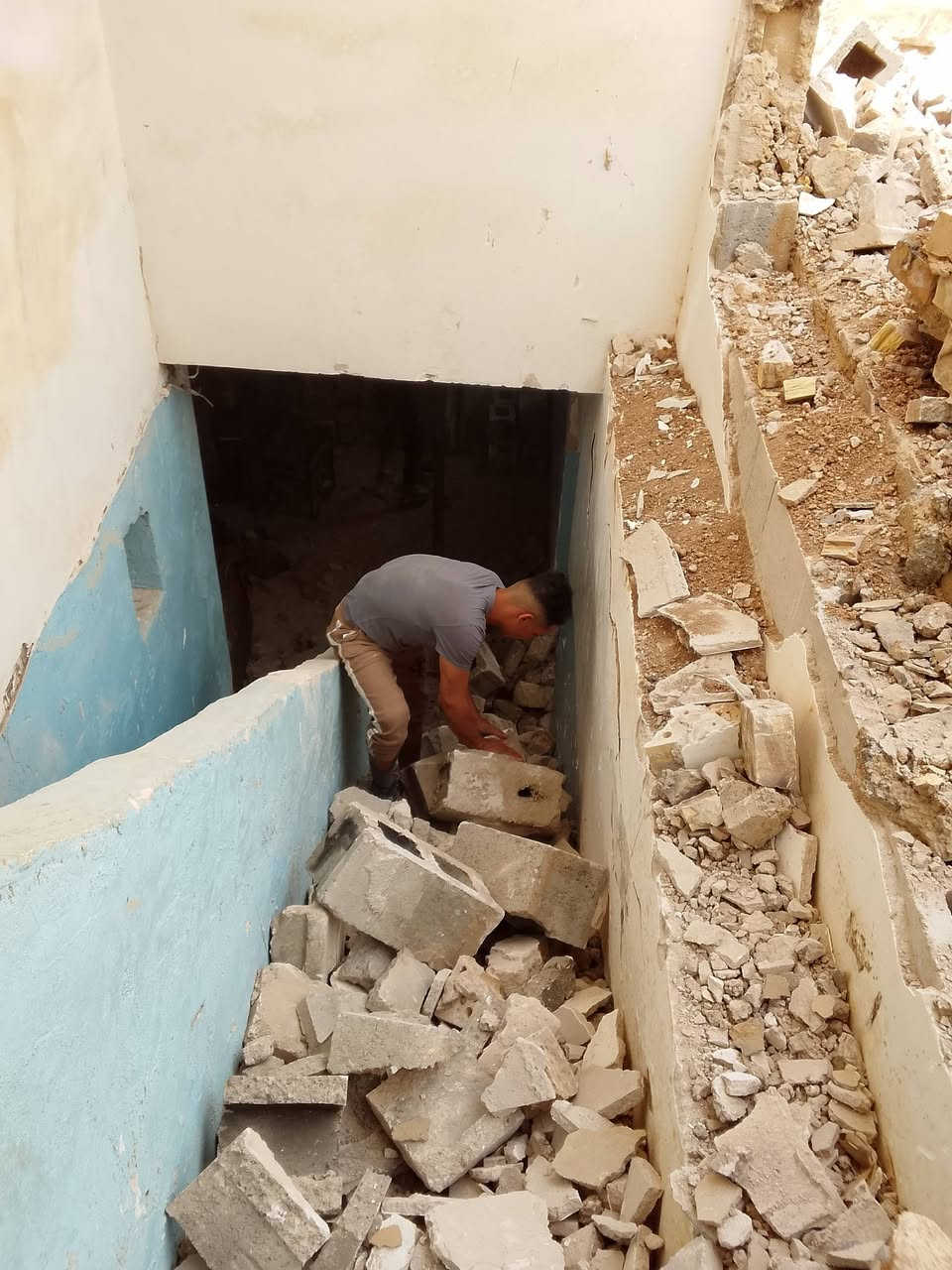 *********** سلام عليكم  / يوجد كادر عمل جاهز/ تصعيد مواد/ تنضيف بيوت/ تفليش/ تكشيط/ تنضيف حدائق/ دفن نهري  / شقلنه ليل ونهار   /ومعداتنه جاهز/ ماعليك بس تصال على رقم  /     ***********
