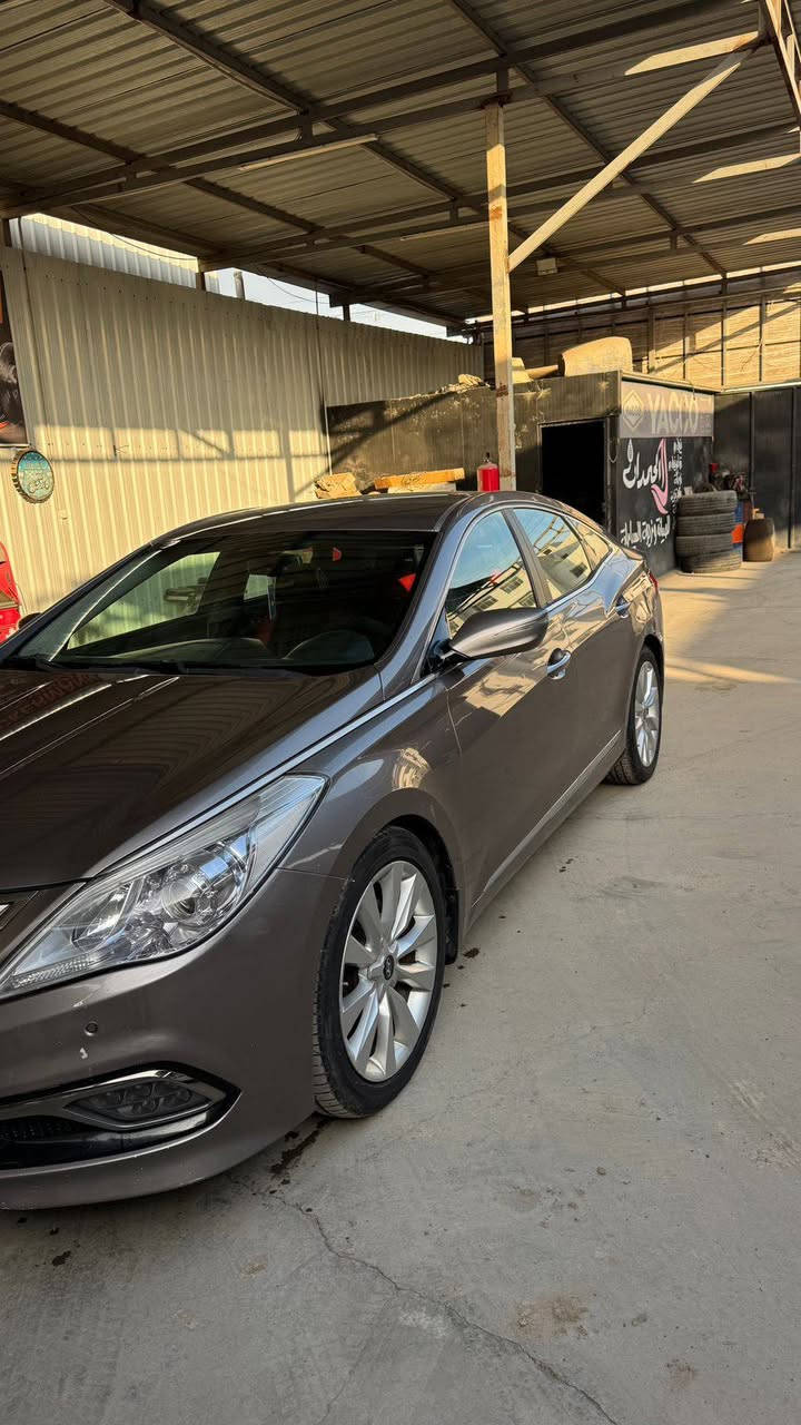 السلام عليكم ازيرا ١٢ خليجي ستة سلندر رقم شمالي اربيل سنوية بسمي ما ساقطة مكينة ما مفتوحة بيها رشات صبغ قليلة اثر شخوط السعر المطلوب ١٠٥ بيها مجال قليل مكان السيارة بغداد التاجيات رقمي ***********
