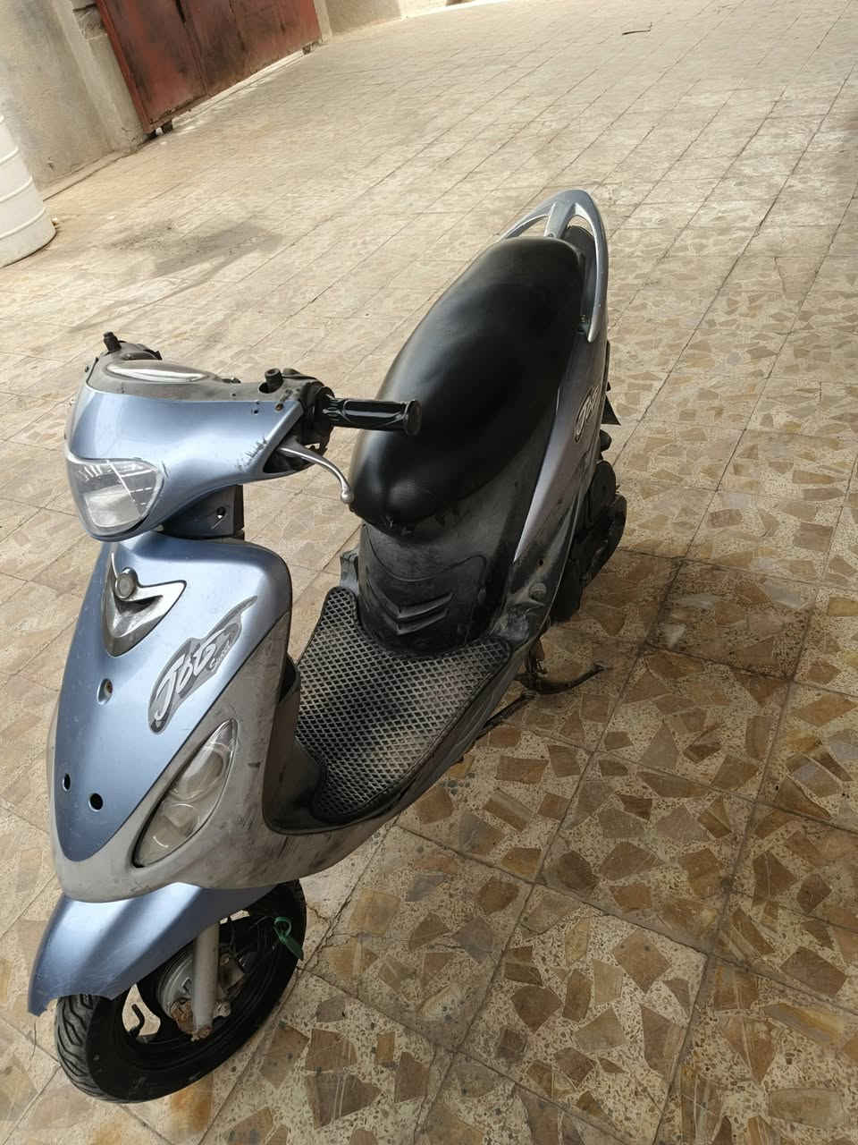 سلام عليكم قجمة للبيع دراجة بلادية فقط المكينة مفتوحة بسبب الولفات دراجة حلوة سلف شقال هندر كهربائيات شقالات رايدها ب 750 ألف وبيها مجال قليل مكاني البصرة كرمة علي رقم الهاتف***********
