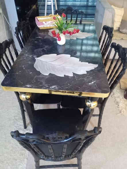 ميز طعام 🍕🍪🍞🍰
مع6
كراسي 
*********** ع واتساب
