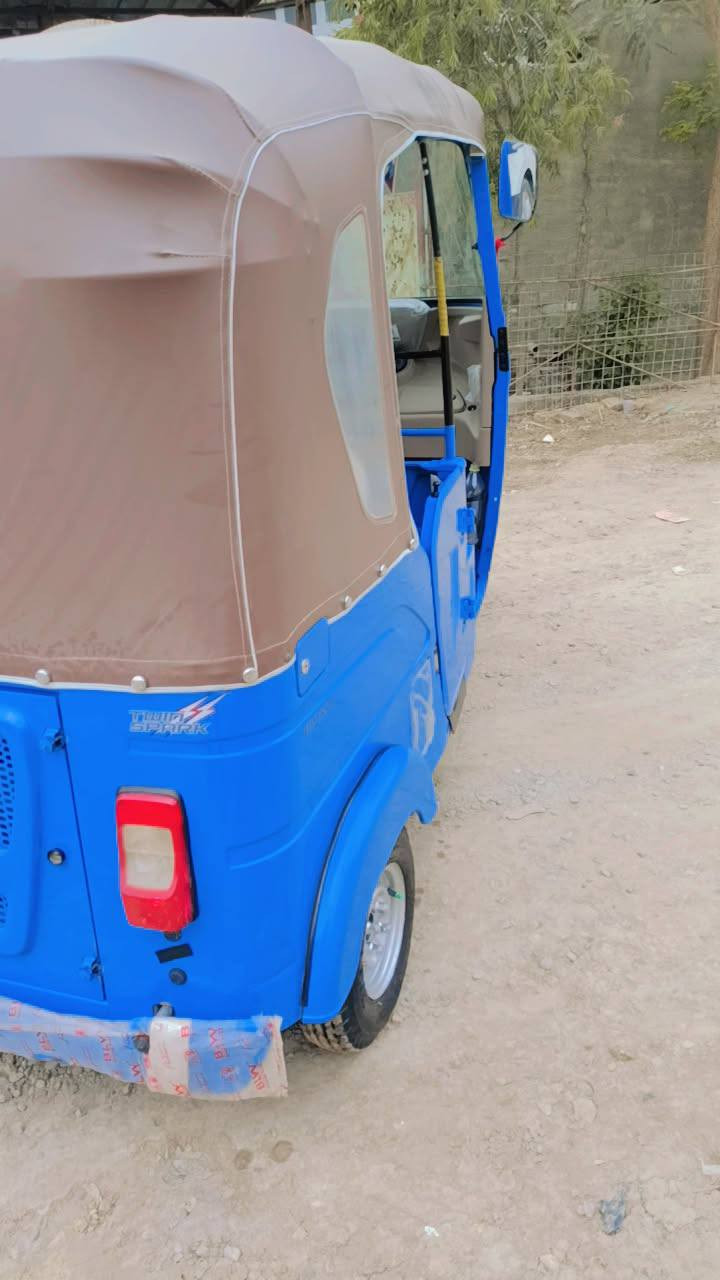 سلام عليكم تكتك البيع موديل 22بشهر 7التكتك اوراق صادق وخالد التكتك كفاله عامه وخير من الله تاير جبلي تخم لايت زنون البدي ما معمر علا وضع الشركه لحد هسه ما بيها خياس وضع شركه التكتك احلا من الصور المكان بابل القاسم اي استفسار عل رقم ***********
