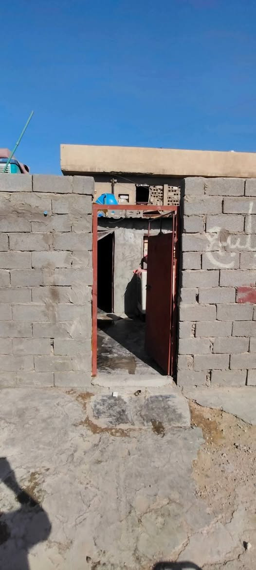 بيت تجاوز للبيع المساحة 100 متر 

يتكون من غرفتين وصالة ومطبخ وصحيات 

بناء نضيف كهربائيات كاملة تأسيس مياة كامل مع سخان 

العنوان دور الصحة عمارات الطبابة مقابل سدة الوليد 

السعر 10 مليون وبي مجال بسيط

للإستفسار يرجى الاتصال  ***********
