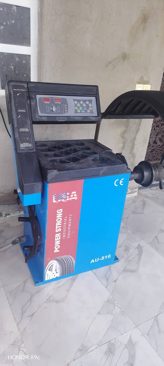 #للبيع
قالعه+جهاز بلنص.
نضافه 95٪
مستخدمات شي قليل جدآ
المكان قيارة /أمام غربي 
تواصل ***********
