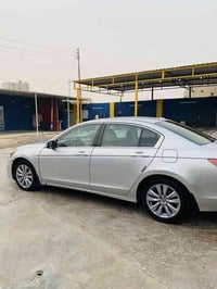 للبيع هواند اكورد موديل 2012گير و محرك شرط /V6 /الضرر باب خلفي و چاملغ...