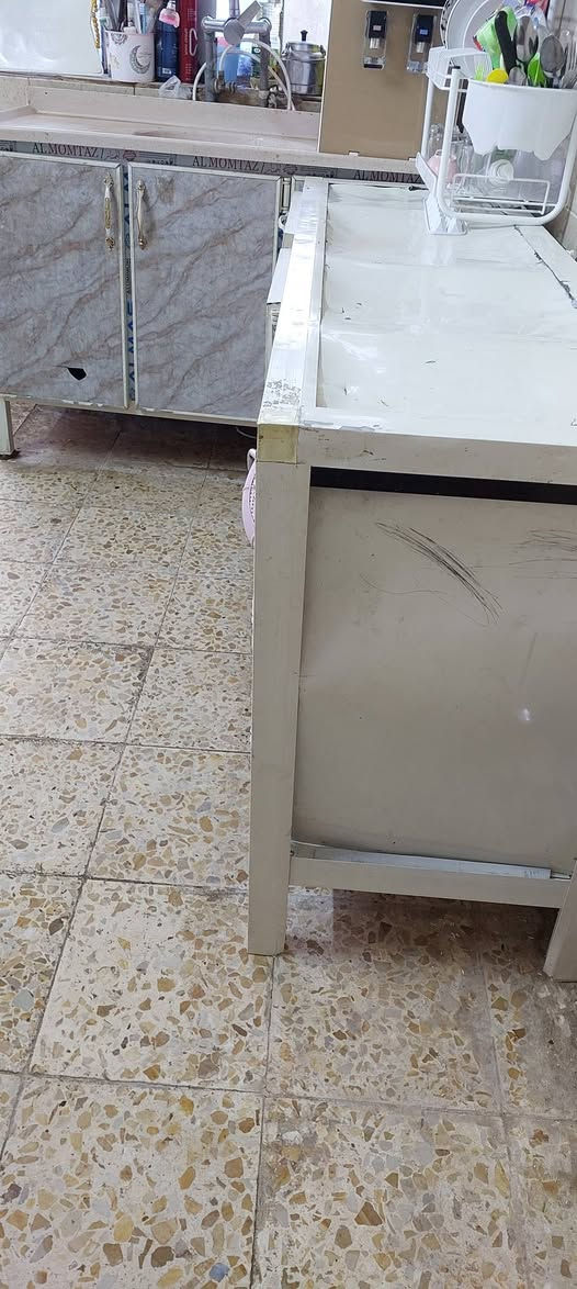 السلام عليكم
كاونتر للبيع مو كولش نضيف هاي كدامكم الصور 
مكاني بغداد الحسينيه 
***********
سعره 130 الف
