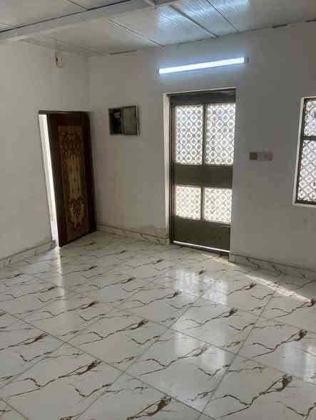 السلام عليكم انعيد النشر بسبب ضرف المشتري بيت تجاوز للبيع المساحه 200م ارضيه بورسلين وسكف سندويج كهرباء مجاري تاسيس بواري 3 خطوط جديد يحتوي على 3 غرف ومطبخ وحمام كبير ومنور ويحتوي على حديقه وكراج كبير ماطور ماء وبوستر نازل جديد العنوان كفاءات السيدية قرب قاعة بغداد  يباع نصف او كامل ***********
