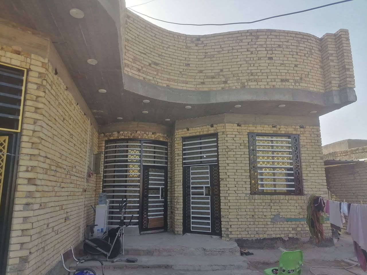 بيت للبيع في حي الحسين مساحته ٣٠٠ يحتوي على ثلاث غرف ومطبخ واستقبال علئ شارع 20 قرب  المدارس الصينية مطلوب إسكان 45 مساحه بليد105وبي مجال انتصل علئ رقم ***********
