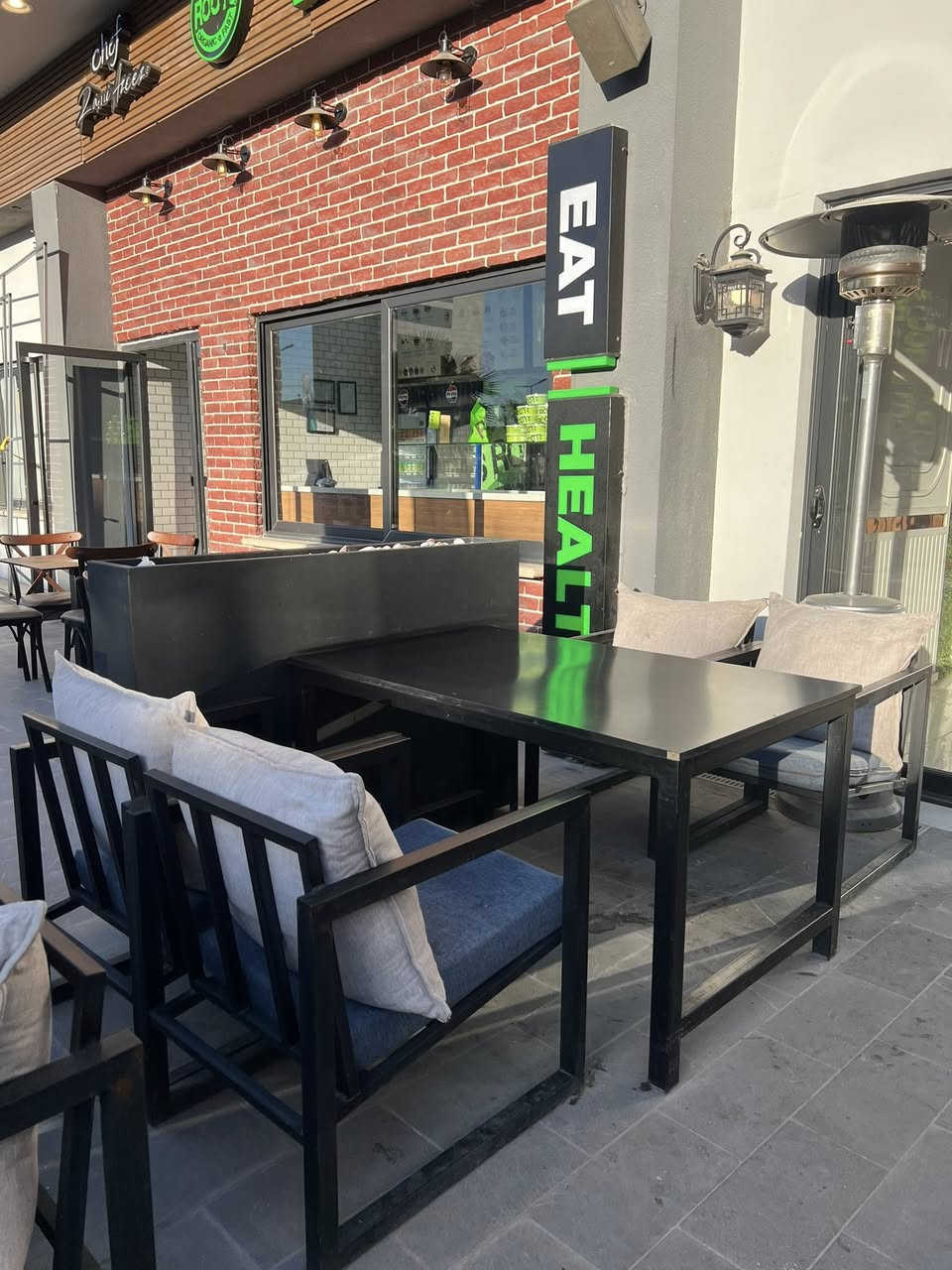 السلام عليكم طاولات مطعم للبيع مستخدمه اشهر قليله سويتهم تصميم وليس جاهز الطاوله الوحده هيه وكراسيها 4 السعر ٣٥٠ وبيها مجال


**إذا كنت صاحب هذا الإعلان وتريد حذفه لأي سبب، رجاءا أرسل رسالة إلى الدعم الفني**