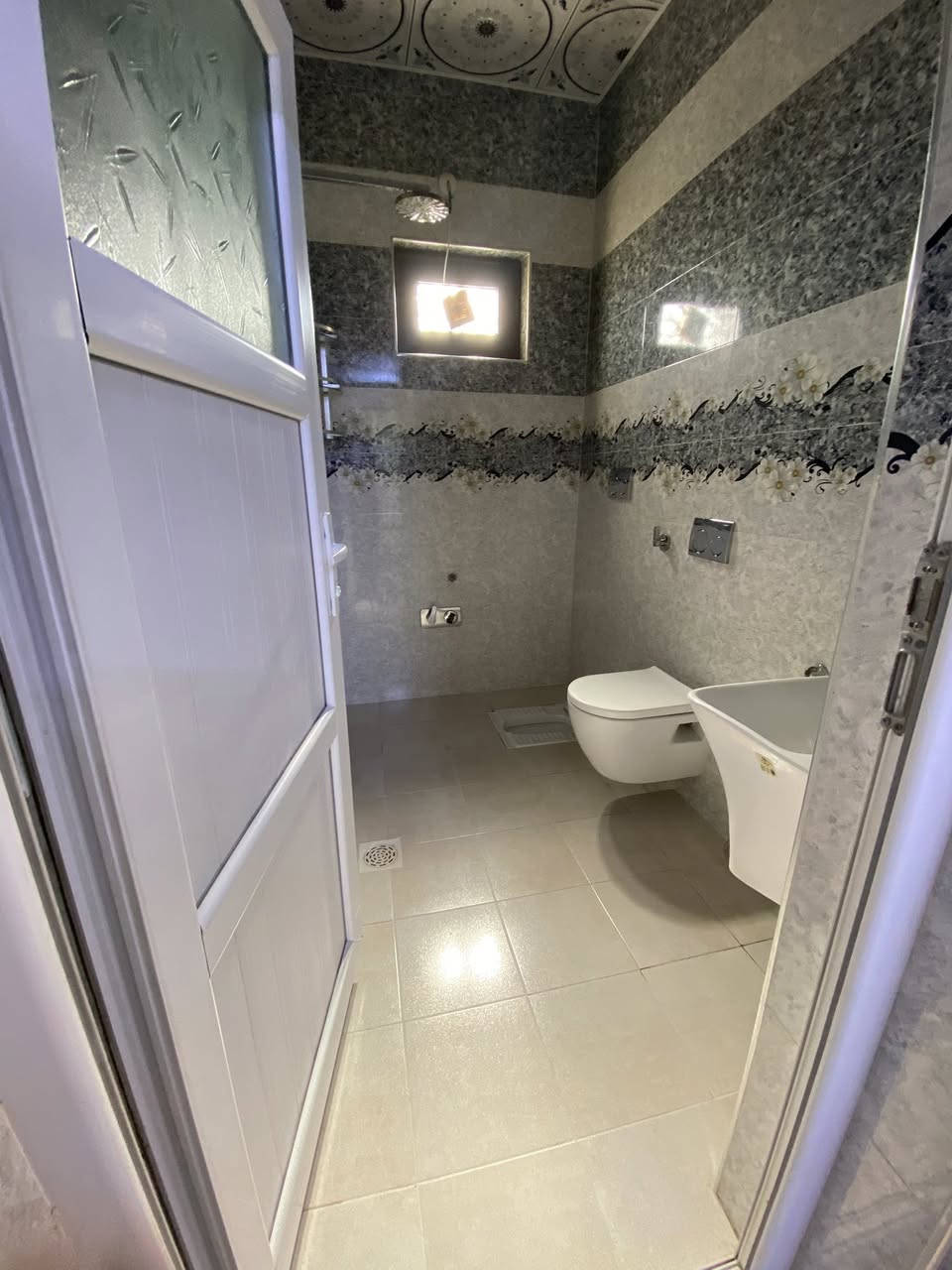 السلام عليكم
مشتمل للايجار في الفلوجة حي الشرطة شارع الاكارم

طابق ثاني معزول عزل تام كهرباء ومي مكون من غرفه عدد ٢ وصاله ومطبخ وحمام عدد ٢ مع سبالت 2 كنتوي وتعليگ 

الايجار لعائله صغيره جداً
سعر الايجار 500 الف

للتواصل *********** واتساب فقط

اي مكتب عقار ليتواصل رجاءً🤎
