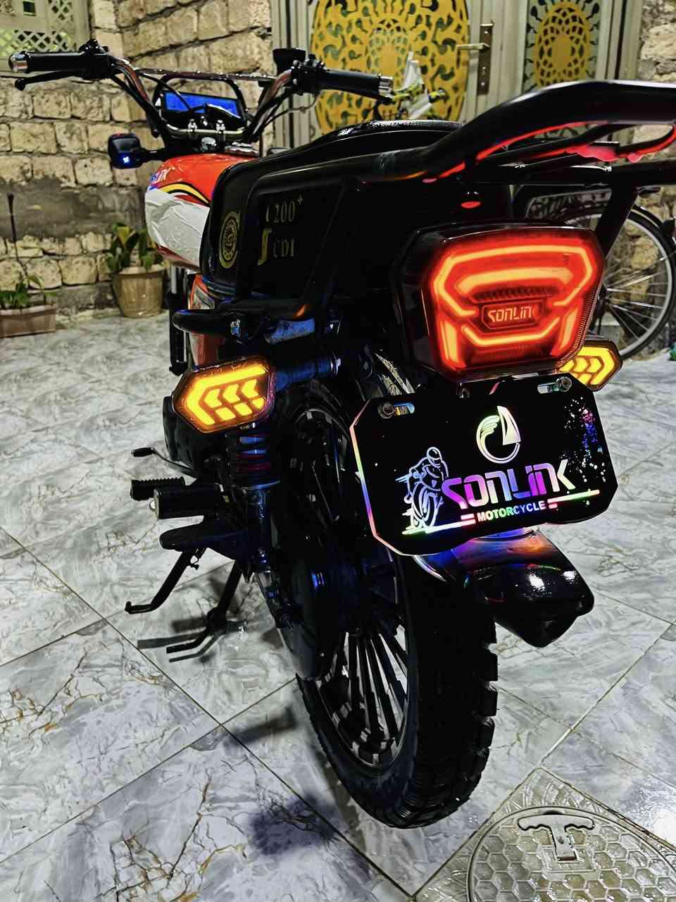 السلام عليكم 
إيراني موديل 2025
 محرك 200Cc 🌿
ركزو 200Cc ومحرك اسود 
 اوراق منفيس
شاشه إلكتروني 
كهربائيات كلها شغاله
الدراجه فول نعومه ومحركها ماممدوده عليه سبانه 
صالنصه كاتم 
السعر 850 بي مجال قليل
مكاني رمادي خمسه كيلو
***********
