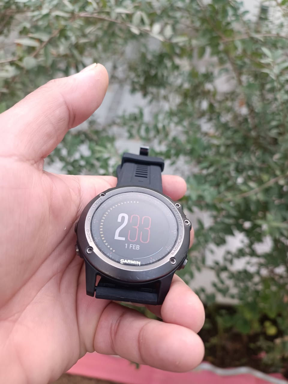 ساعة Garmin Fenix 3 Sapphire هي ساعة رياضية متقدمة ومتعددة الاستخدامات مزودة بنظام تحديد المواقع العالمي (GPS) مصممة خصيصاً لعشاق المغامرات الخارجية والرياضيين. يتميز طراز Sapphire بعدسة كريستال ياقوتي شديدة المتانة ومقاومة للخدش..
الميزات والمواصفات

تصميم متين: تتميز بهيكل مقوى من الألياف الزجاجية وإطار وأزرار من الفولاذ المقاوم للصدأ المطلي بتقنية PVD لمزيد من المتانة.

عدسة الياقوت: تحتوي على عدسة ياقوتية مقببة عالية القوة ومقاومة للغاية للخدوش، مما يجعلها مثالية للاستخدام في الظروف القاسية.

نظام تحديد المواقع (GPS) و GLONASS: تتضمن هوائي EXO™ متعدد الاتجاهات من الفولاذ المقاوم للصدأ يدعم كلاً من GPS و GLONASS لتوفير تتبع موقع دقيق وموثوق به في مختلف البيئات.

مقاومة للماء: مصنفة لمقاومة الماء حتى عمق 100 متر، مما يجعلها مناسبة للسباحة والأنشطة المائية الأخرى.

عمر البطارية: توفر عمر بطارية طويل يصل إلى 20 ساعة في وضع GPS، وما يصل إلى 6 أسابيع في وضع الساعة العادي (يختلف بناءً على الإعدادات والميزات المستخدمة).

شاشة Chroma ملونة: شاشة ملونة عالية الدقة مقاس 1.2 بوصة يمكن رؤيتها بوضوح في ضوء الشمس المباشر، مع إضاءة خلفية LED.

ميزات رياضية شاملة: تدعم مجموعة واسعة من الرياضات، بما في ذلك الجري وركوب الدراجات والسباحة والمشي لمسافات طويلة والتزلج والتجديف وغيرها الكثير.

ملاحة خارجية: تتيح لك إنشاء المسارات وتتبعها، وحفظ ما يصل إلى 1000 موقع للانتقال إليها، بالإضافة إلى وجود مقياس ارتفاع (altimeter) وبارومتر (barometer) وبوصلة إلكترونية.

اتصال ذكي: تدعم الاتصال اللاسلكي عبر Wi-Fi و Bluetooth، مما يتيح مزامنة البيانات تلقائياً مع Garmin Connect وتلقي الإشعارات الذكية من هاتفك. 

نظافته 99 لوك مع الشاحنه
السعر 125 مع التوصيل قطره 51 بطاريه كلش راقي


**إذا كنت صاحب هذا الإعلان وتريد حذفه لأي سبب، رجاءا أرسل رسالة إلى الدعم الفني**