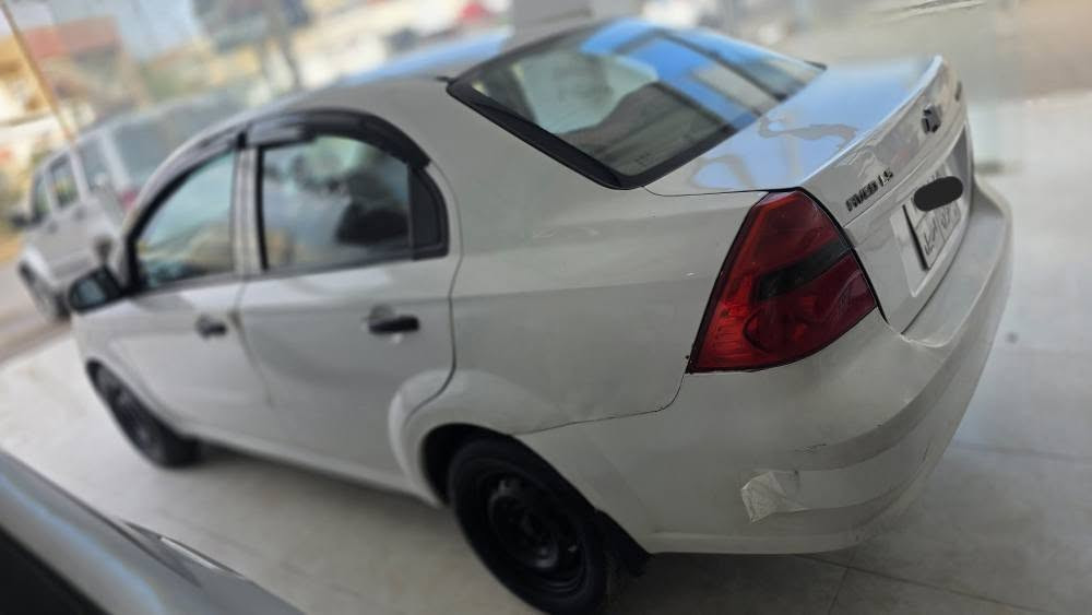 افيو 2009
مەکینە گەورە ی ناوزەرد
سپی بەفری 
تەقەو ڕەقەی بەشەرت 
چوار تایەی لۆکی لەژێرە 
گێڕ مەکینە تبرید بەشەرت
چوار پارچەو نیوی هەیە 
پێشی کەپسە 
جەمپێکی خەفیفی پشتی هەیە 
سەیارەکە زۆر جوانە 
سعری 48 کەمێک مەجال
***********
*********** أربيل, العراق
