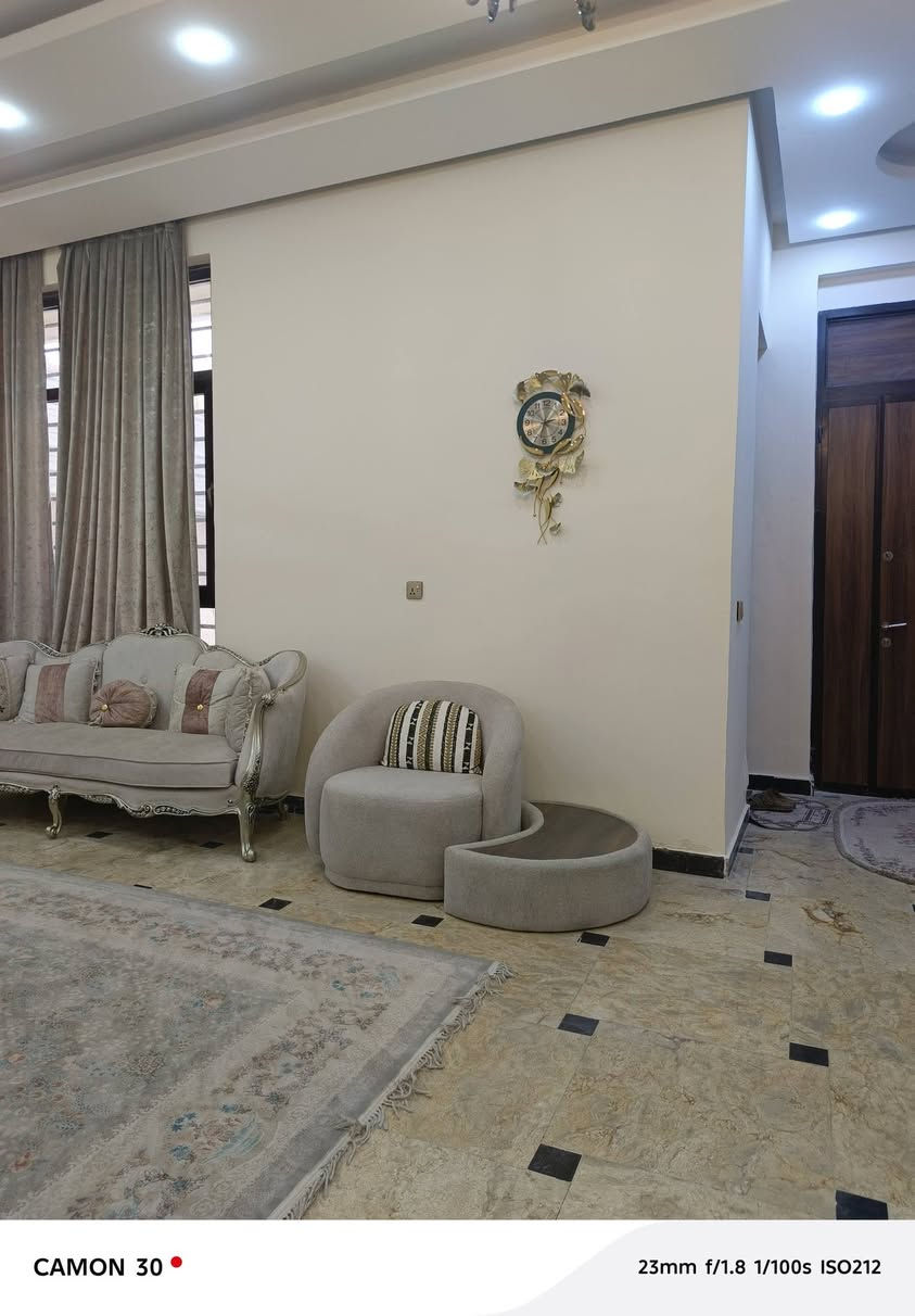 فيلا للبيع المساحة نصف دونم ٢٠٠ متر عن شارع السيدة زينب تبليط بناء حديث وفاخر، حديقة امامية و حديقة خلفية تحتوى على مسبح وجلسة ومكان للشوي، فيها ٦ غرف نوم كبيرة و ٧ حمامات تحت البناء ٣٠٠ متر،تحتوي على منظومة الطاقة الشمسية بسعة ٣٠ امبير يعني انسى المولدة،السعر مناسب بالنسبة لاسعار المنطقة، سعر البيع مليار ومائة مليون قفل، اي تعليق سلبي سيكون مصير صاحبه الحظر ، تلفون ***********
