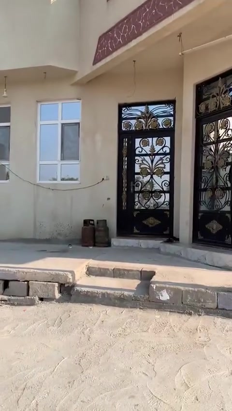 سلام عليكم عندي بيت المساحة 250 متر طابو زراعي أصولي البيت شوفت عينك جدن راقي ومتعوب علي العنوان ابو الخصيب طريق الوسطي مقابل المدرسة الصفرة السعر المطلوب 90 مليون وقابل للتفاوض هاتف ***********
