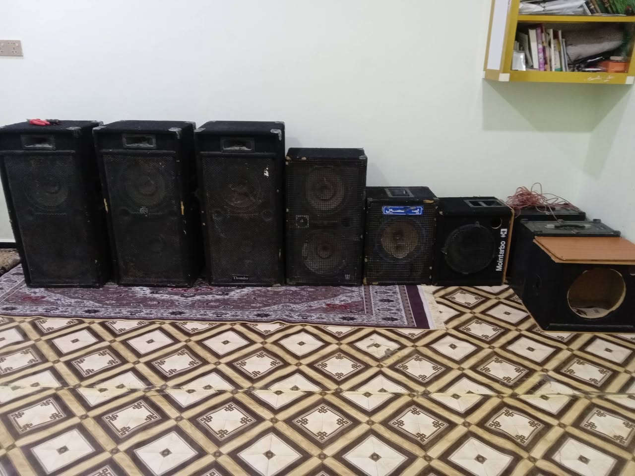 سلام عليكم ورحمة الله وبركاته
جهاز عدد ٢

سماعات كبار عدد ٤ 

سماعات تك عدد٢

اخوان مشتغلين بيهن وصوتهن حلو بس جهاز ضل مايخرج صوت 

وأريد ابيعهن ماتفشل ويه واحد تك سماعات شرط شغل 

والباقيات ابيع هل موجود وهنه نضيفات بس ماريد اتفشل مع ناس 

ابيع كوم حديد وانه بخدمتكم 

السعر ٦٠٠ الف كلهن وبيهن مجال

البصره حي الحسين شارع الطاك 

***********

