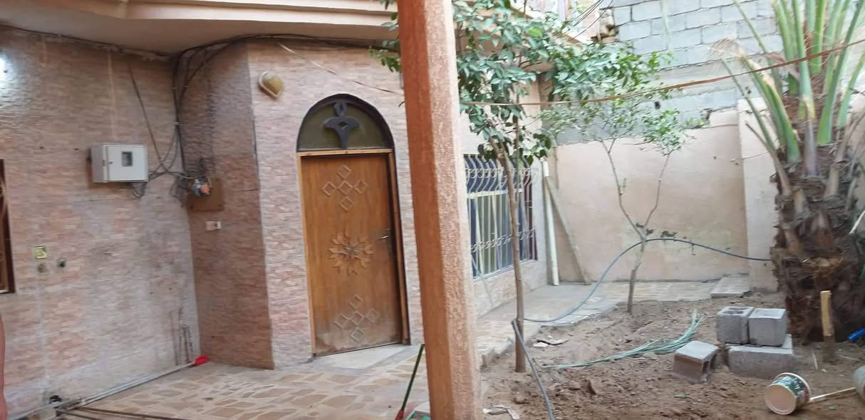 السلام عليكم
دار للبيع مساحه 220م طابقين بناء حديث يحتوي في الطابق الاول على استقبال ومطبخ وصاله وغرفتين نوم بالاضافه الى حمامات داخليه وخارجيه وحديقه وكراج سياره والطابق الثاني غرفتين نوم وبيتونه كما موضح بالصور.....
الموقع بعقوبة حي المصطفى دور الضباط قرب اسواق قصي
للتواصل رقم الهاتف.... ***********
