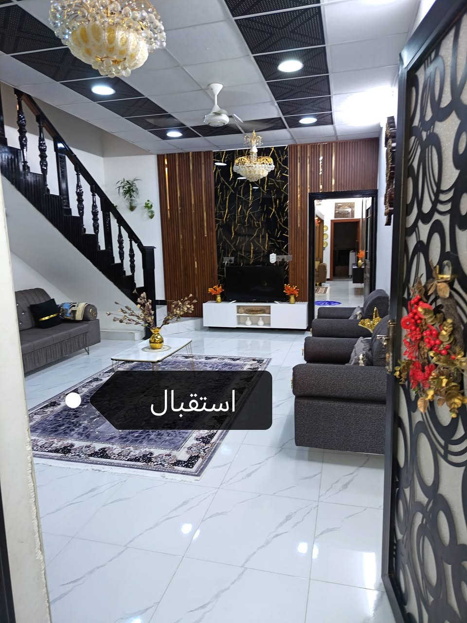 السلام عليكم 

🟢دار للبيع  زراعي طابو اسود.مضمون المساحه الكليه ١٢٠ متر(((((السعر 75 وبي مجال للاستفسار ***********))))) 
⚫️الموقع الحمزلي المربع الذهبي 

البيت طابق ونص بناء درجه اولى 
واجه مودرن 
خريطه حديثه على يد مهندسين 

الطابق الاول : غرفتين نوم 
مطبخ 
صحيات وترك
استقبال 

الطابق الثاني غرف نوم 

المنطقه تبليط  وانترنيت ضوئي كامل خدمات والمدرسه مسافه ١٥ متر
