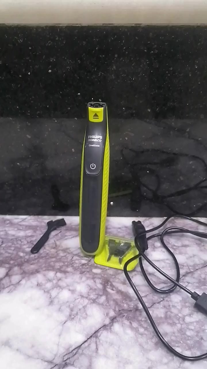 هذا هو جهاز فيليبس ون بليد (Philips OneBlade P 
تقنية الشفرة  تتيح الشفرة المبتكرة المرونة في جميع الاتجاهات لتتكيف مع منحنيات الوجه، مما يضمن ملامسة مستمرة للبشرة وتحكمًا أفضل. 
وقت التشغيل: يوفر ما يصل إلى 120 دقيقة من الاستخدام اللاسلكي بعد شحن لمدة ساعة واحدة. 
استخدام رطب وجاف: يمكن استخدامه على بشرة جافة أو رطبة، ومع الرغوة أو بدونها. 
متعدد الاستخدامات: مصمم للتشذيب، التحديد، والحلاقة لأي طول شعر على الوجه والجسم. السعر 25


**إذا كنت صاحب هذا الإعلان وتريد حذفه لأي سبب، رجاءا أرسل رسالة إلى الدعم الفني**
