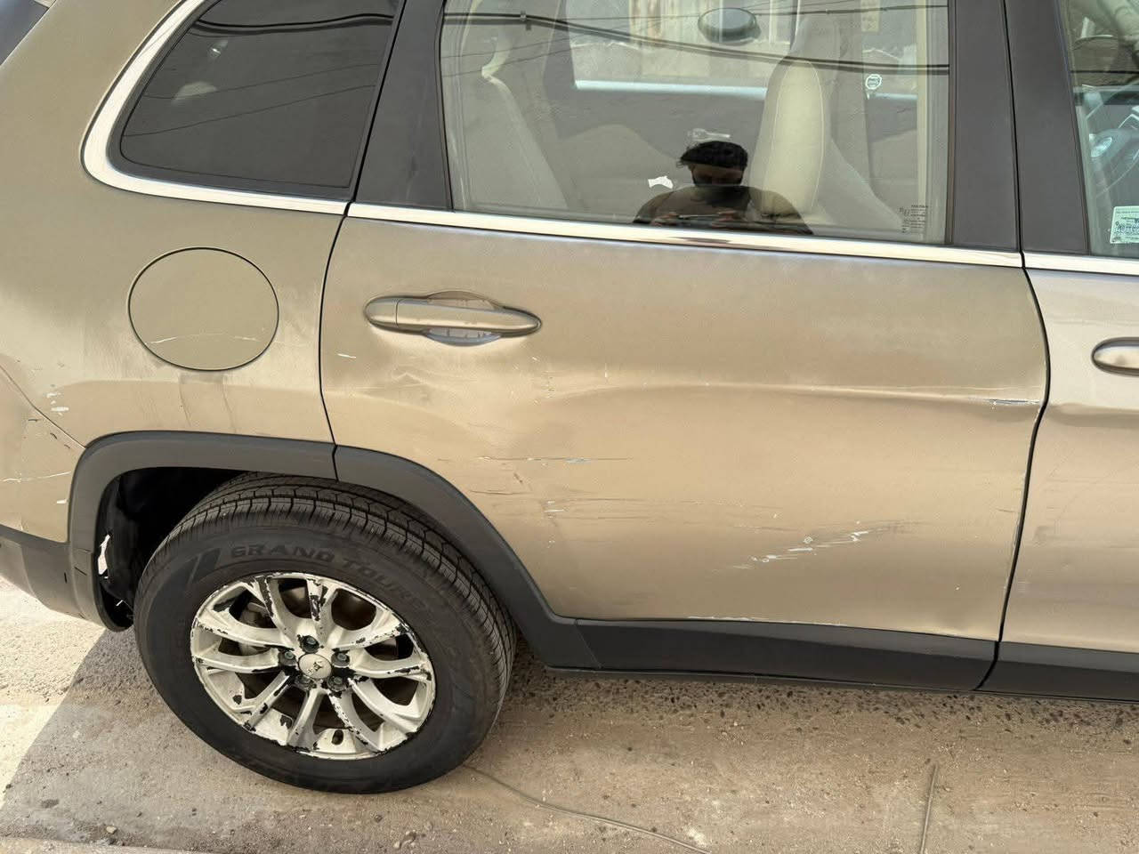 اسلام عليكم بيع مستعجل وسعر مناسب جيب شيروكي ٢٠١٩ لاتتيود - بزون وارد امريكي
محرك ٢٤٠٠ دوش

تحكم ستيرن.

ضربتها حلوة، جاملغ ورة الايمن صبغ مع الباب الخلفي

زوج تاير جديد اتصل على الرقم ***********
