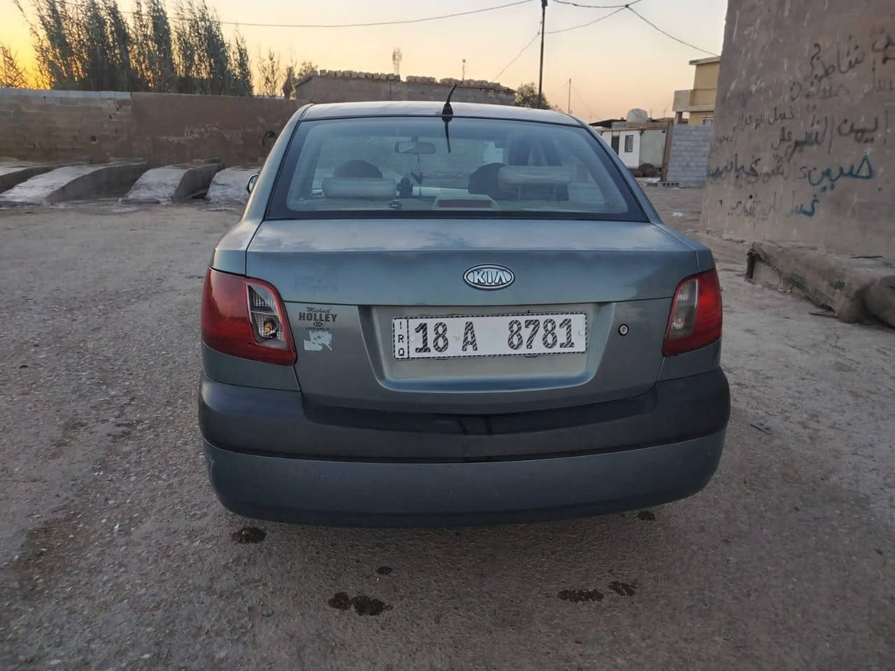 السلام عليكم كيا ريو 2007 وراد امريكي المحرك 1600سياره ناعمه وحلوه الكير خير من الله الكهربائيات كله شغاله السياره على وضع الشركه دواخله تخبل نقص بيه كمبريسر التبريد ولاستيك ولف ترايك للبصره بيه جراد وبالحقيقه السياره احلى من الصور نصبته حلوه السعر 66 وبيه مجال وشرط التحويل رجائاً المو شراي لايكسر بحلال العالم مكان السياره بغداد تقاطع النهروان رقم الهاتف ***********
