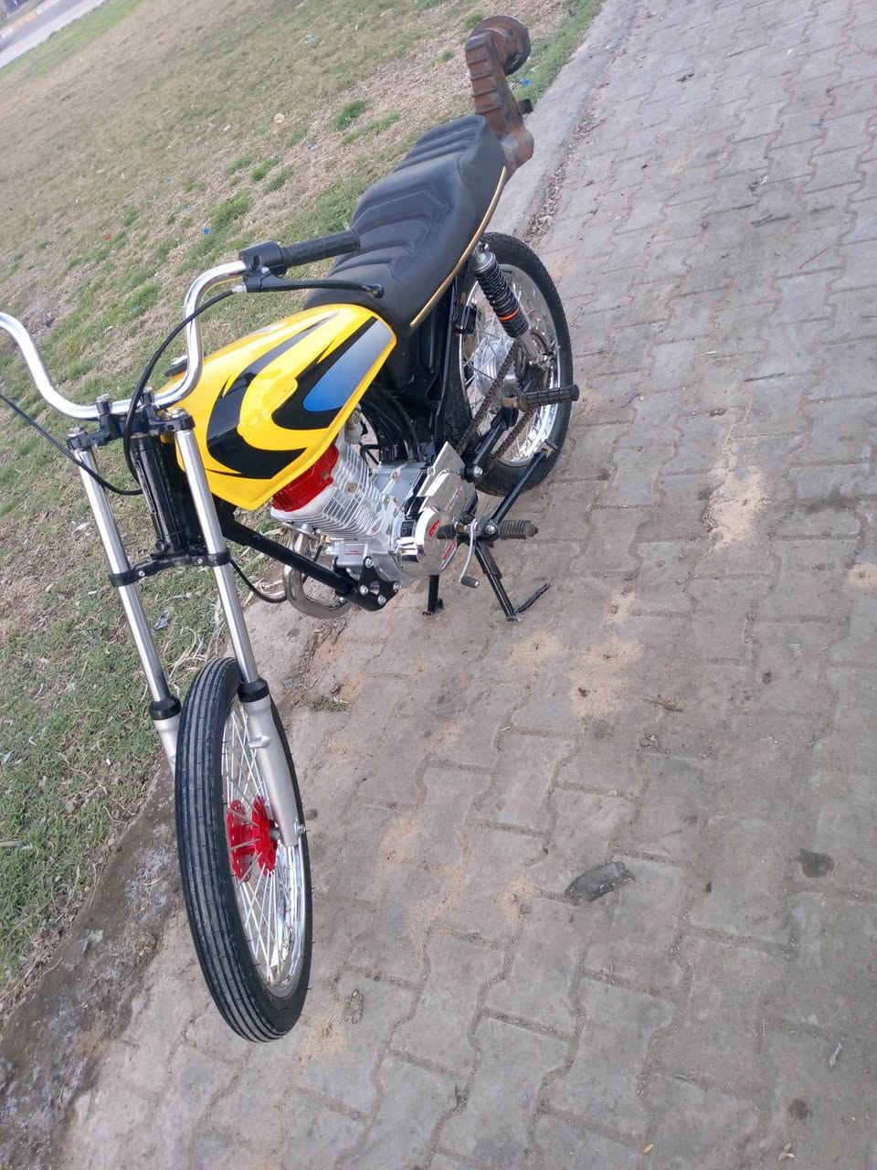 سلام عليكم دراجه للبيع شاصي 16 اوراق كفاله عامه حته تفيلس تعمير جديد ستفسار خاص او تصل ***********
