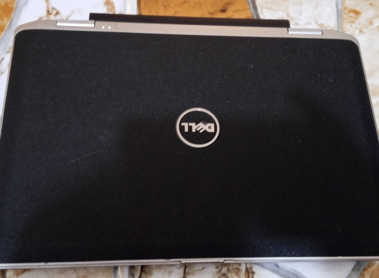 السلام عليكم ورحمة الله 
لابتوب Dell للبيع بمواصفات :
Corei 7
Hard 325 HHD
Ram 4 Gb 
كارت الشاشة نيفيديا منفصل خارجي 
منفذ USB عدد 3 
مشغل اقراص 
منفذ Hd 
 متوفر شاحن مع اللابتوب 
مناسب جدا للاعمال المكتبية وبرامج Microsoft office 
السعر مناسب جدا 160 الف 
الاتصال ***********
