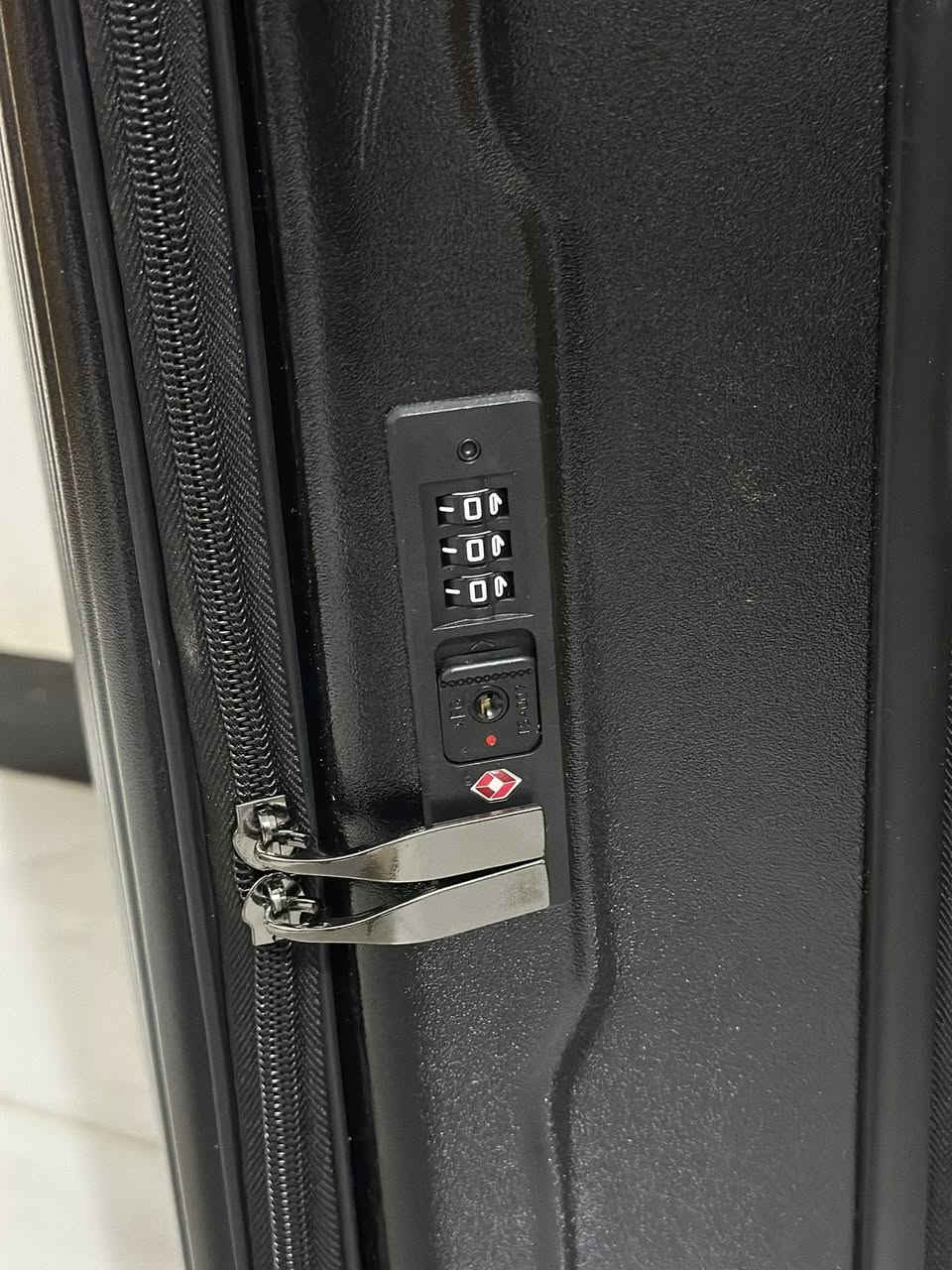 حقيبة سفر 

بيها قفل رمز 

وضد الكسر 

ارتفاع 85cm

عرض 50cm

السعر 50 الف مع توصيل


**إذا كنت صاحب هذا الإعلان وتريد حذفه لأي سبب، رجاءا أرسل رسالة إلى الدعم الفني**