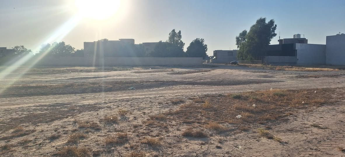 نصف قطعة طابو صرف مساحة ١٢٥م حي الموظفين( توزيع شهداء وجرحى ) يبعد عن اعدادية الاخاء ومتوسطة 50م ( السعر14) نقد او قسط  ***********
